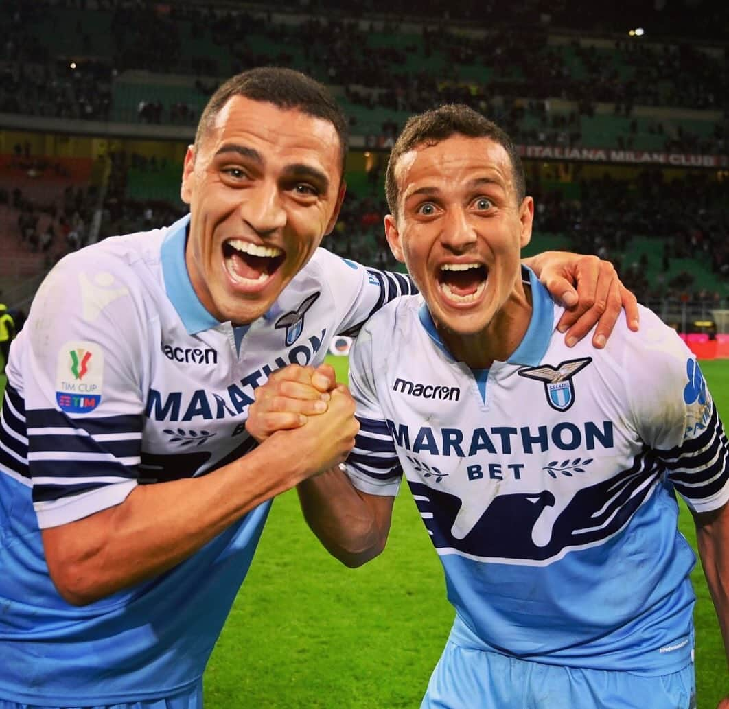 ロムロ・ソウザ・オレステス・カルデイラのインスタグラム：「🇮🇹 "Ciao amici!  📸 Ricordo di giorni incredibili con la Lazio ⚽.   Chi ricorda in quale partita ero e qual è stato il risultato finale? 😊   Lasciate la vostra risposta nei commenti e scopriamo insieme chi è il vero esperto della Lazio!   "Rispondete nei commenti con il nome della partita e il risultato! Non vedo l'ora di scoprire chi condivide questa passione calcistica con me! ⚽🔥"  Forza Lazio! 💪 @official_sslazio   #Romulo #Lazio #MemorieCalcistiche #CalcioPassion #RispondiOra #ForzaLazio @luizfeliperamos27」