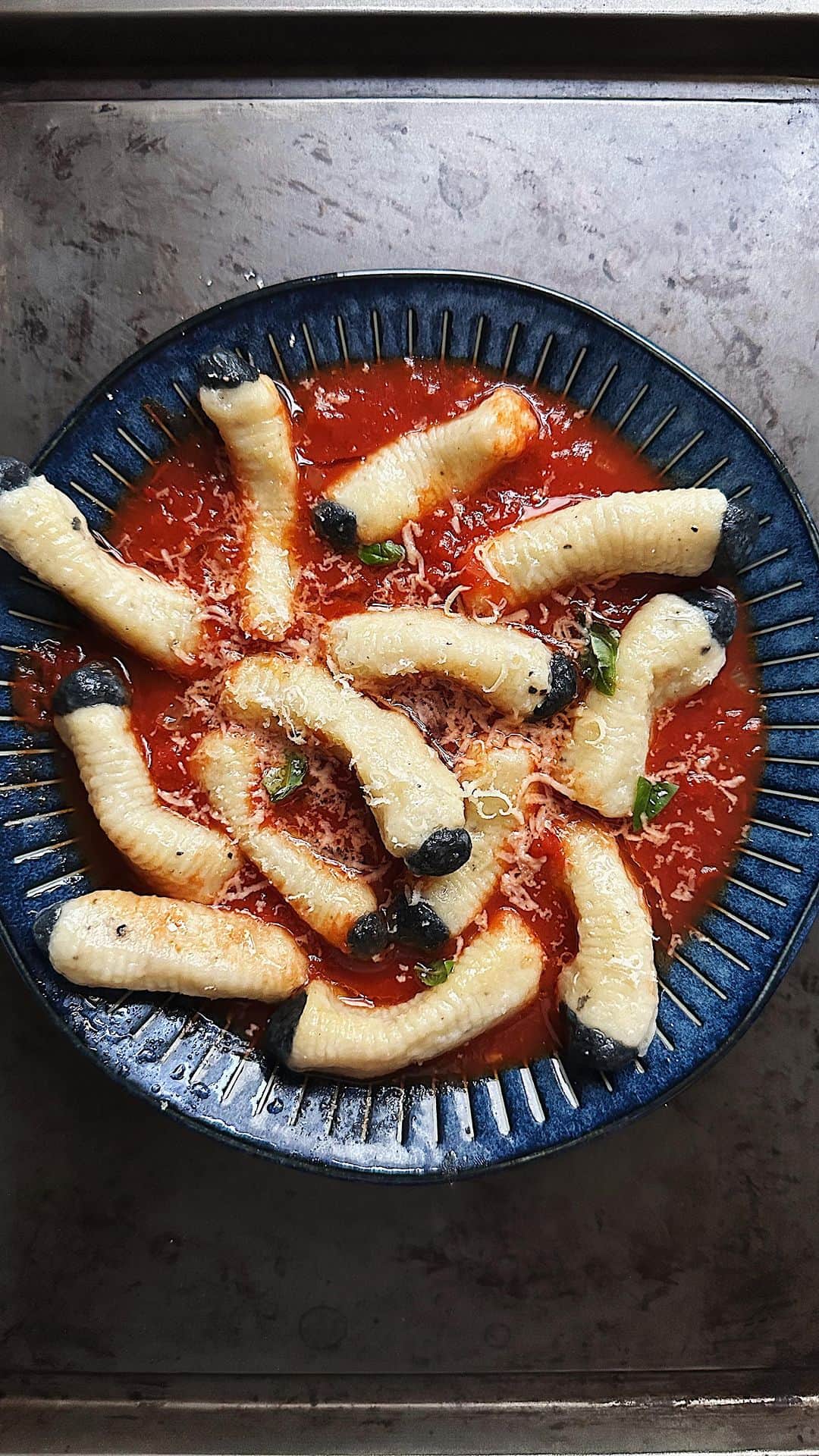 Samantha Leeのインスタグラム：「Putting my spin on Halloween maggot gnocchi, inspired by the creativity of @tastemade ! 👻 #leesamantha #TastemadeInspired #halloween   Recipe: 500g potatoes (about 3 potatoes) 120g 00 flour 1 egg 1 tsp salt, plus more to boil gnocchi 1/2 tsp black pepper  1/4 tsp powdered charcoal   Boil the potatoes in a large pot until tender. Take them out of the pot, allow to cool slightly, and peel off the skin. Next, pass them through a potato ricer. Combine potatoes, egg, flour, salt, and pepper using a scraper or your hands to form a soft dough. Dust the dough with flour while gently folding it—avoid over-kneading or compacting the dough; maintain a light and fluffy consistency. Shape the dough into a log and divide it into equal pieces. Roll each piece into thin strips, then cut those strips into 1-inch pieces. Roll the gnocchi over a floured fork or a gnocchi paddle. Take 1 tbsp of dough and mix it with powdered charcoal to create a black dough. Shape the black dough into small, tiny balls, each about 2mm in size. Position the black dough at the tip of the white gnocchi. To achieve the shape of the maggots. Let the gnocchi rest for 20 minutes before cooking.  In a large pot of salted boiling water, cook the gnocchi. They are ready when they float to the top. Drain and add them into the cooked sauce. Enjoy!」