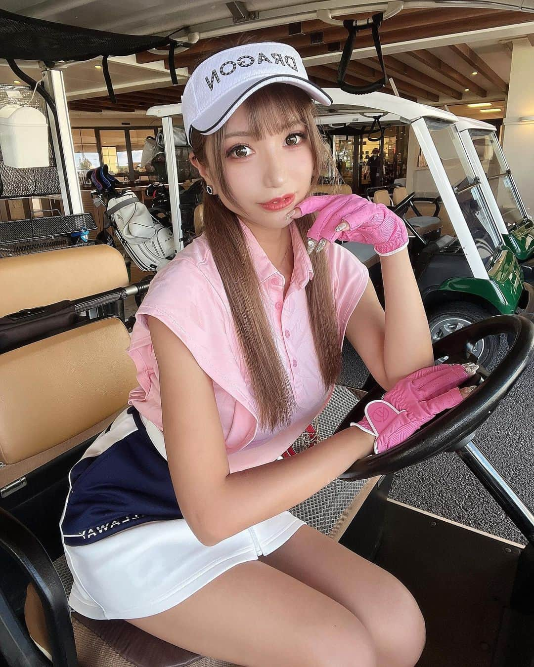 かえるちゃんのインスタグラム：「ゴルフデビュー⛳️🏌️‍♀️ 形から入るタイプwwww ♡ ♡ #ゴルフ #ゴルフ女子   #東京 #脚フェチ #japan  #脚が本体のギャルコスプレイヤー #かえるちゃん #介護美容師 #撮影会モデル #ポートレート女子 #ポートレート撮影 #被写体モデル #good_portraits_world #hueart_life #lovers_nippon_portrait #pasha_magagine #portrait_shot #写真好きな人と繋がりたい #お洒落さんと繋がりたい #角色扮演  #얼스타그램 #팔로우 #コスプレイヤー #バーレスクヤバイ #バーレスク東京 #ギャル #派手髪 #cosplay」