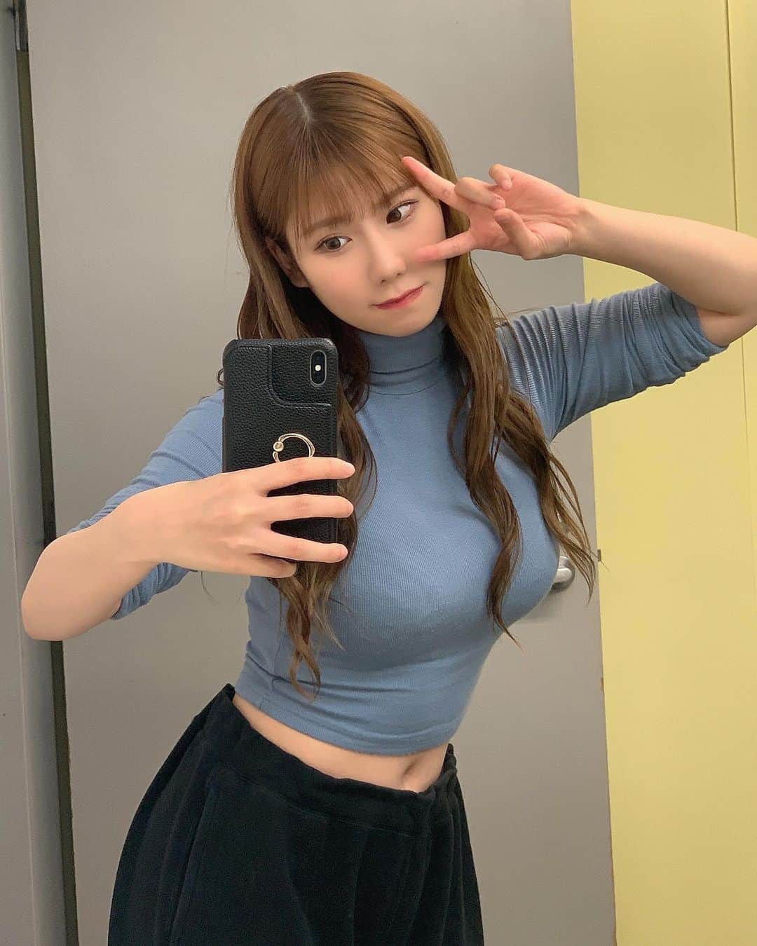 石田優美のインスタグラム：「もっと私に活力入れて下さい🤤笑  #皆んな大好き #ニット #服 #この服 #お気に入り  #生地がとても好きなの #ダイエット継続中」