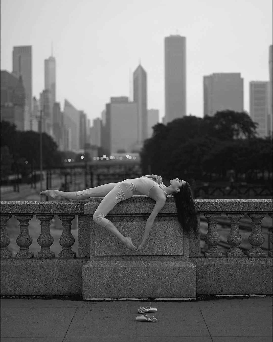 ballerina projectのインスタグラム：「𝐁𝐚𝐬𝐢𝐚 𝐑𝐡𝐨𝐝𝐞𝐧 at sunrise in Chicago.   @basia.rhoden #basiarhoden #ballerinaproject #ballerina #ballet #chicago #sunrise #pointeshoes #rickowens   Ballerina Project 𝗹𝗮𝗿𝗴𝗲 𝗳𝗼𝗿𝗺𝗮𝘁 𝗹𝗶𝗺𝗶𝘁𝗲𝗱 𝗲𝗱𝘁𝗶𝗼𝗻 𝗽𝗿𝗶𝗻𝘁𝘀 and 𝗜𝗻𝘀𝘁𝗮𝘅 𝗰𝗼𝗹𝗹𝗲𝗰𝘁𝗶𝗼𝗻𝘀 on sale in our Etsy store. Link is located in our bio.  𝙎𝙪𝙗𝙨𝙘𝙧𝙞𝙗𝙚 to the 𝐁𝐚𝐥𝐥𝐞𝐫𝐢𝐧𝐚 𝐏𝐫𝐨𝐣𝐞𝐜𝐭 on Instagram to have access to exclusive and never seen before content. 🩰」