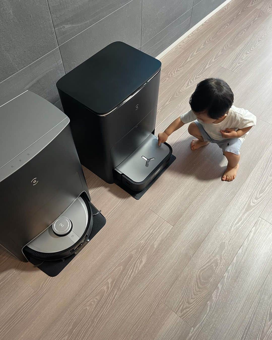 田中響子のインスタグラム：「【PR】  9/28に販売開始した @ecovacs_jp DEEBOT X2 OMNIが 我が家にやってきて約1ヶ月🤖  写真手前はひとつ前のX1。 正直、従来のものはお部屋の隅が 少し甘かったりしていたのですが、、🤫 X2は丸型からスクエア型になって これまで以上に清掃力up！  業界最高の2.2cmまでの段差に対応で 子ども部屋のフロアマットもOK◎ 息子が散らかすイレギュラーな障害物も 華麗に回避してくれるので 稼働中「物を動かさないで〜！」と 神経質になることもなくなりました。  また、清掃力はupしたのに 本体は従来のものと並べてみると よりコンパクトでスマートに。  もちろん、吸引も水拭きも クリーニングまで全自動で言う事なし！ 我が家にはなくてはならない存在。 案件だけど、PR関係なく リアルにおすすめアイテムです！！」