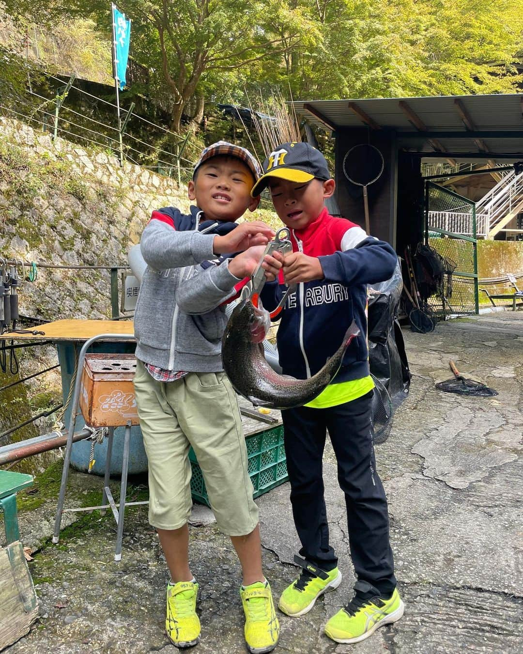 生島早織さんのインスタグラム写真 - (生島早織Instagram)「虹鱒釣り🎣  運動会も終わり、久々野球練習の無い休日❣️  いつもの（笑）虹鱒釣りに行って来ました🎣  餌付けからサポートしていたのは何年前だろう⁉️  2人とも全て自分で出来るようになりました😍  しかし、次男が釣ったあらい用の大物狙いの虹鱒は大き過ぎて、係のおじさんがサポート。 どうも、泳いでいる中でNo. 1クラスの大物を釣った様で、お皿に乗せた時のボリュームが🤣  揚げ・塩焼き・あらい🐟  持参した🍙  しっかりたいらげてくれました😄  何をしても成長を感じさせてくれる子供達を見ているだけで癒される❣️  じーっと❣️見ていると 『ママ聞いてる⁉️』 って・・・😅  いいえ、聞いていません😅  ボーーーーッと、していましたよ😍  ボーッとするのが幸せなんです😆  次のお休みには何処に行く⁉️ 何する〜⁉️  あと数年で 『おかんウザイわ❗️』 とか、言うんでしょ〜🥲  今のうちに今のうち🥹  毎日楽しませて貰いますよ〜😍  #双子育児 #双子兄弟 #双子それぞれ #双子あるある #双子ファミリー #双子ママ #虹鱒釣り #完食です」10月18日 22時27分 - saori.ikushima