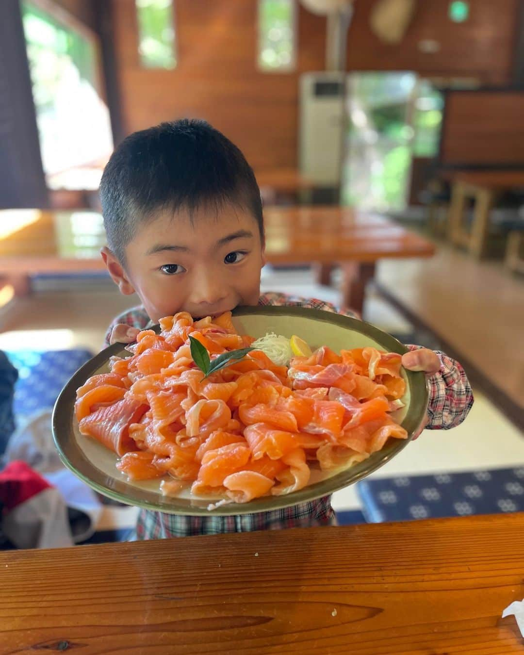 生島早織さんのインスタグラム写真 - (生島早織Instagram)「虹鱒釣り🎣  運動会も終わり、久々野球練習の無い休日❣️  いつもの（笑）虹鱒釣りに行って来ました🎣  餌付けからサポートしていたのは何年前だろう⁉️  2人とも全て自分で出来るようになりました😍  しかし、次男が釣ったあらい用の大物狙いの虹鱒は大き過ぎて、係のおじさんがサポート。 どうも、泳いでいる中でNo. 1クラスの大物を釣った様で、お皿に乗せた時のボリュームが🤣  揚げ・塩焼き・あらい🐟  持参した🍙  しっかりたいらげてくれました😄  何をしても成長を感じさせてくれる子供達を見ているだけで癒される❣️  じーっと❣️見ていると 『ママ聞いてる⁉️』 って・・・😅  いいえ、聞いていません😅  ボーーーーッと、していましたよ😍  ボーッとするのが幸せなんです😆  次のお休みには何処に行く⁉️ 何する〜⁉️  あと数年で 『おかんウザイわ❗️』 とか、言うんでしょ〜🥲  今のうちに今のうち🥹  毎日楽しませて貰いますよ〜😍  #双子育児 #双子兄弟 #双子それぞれ #双子あるある #双子ファミリー #双子ママ #虹鱒釣り #完食です」10月18日 22時27分 - saori.ikushima