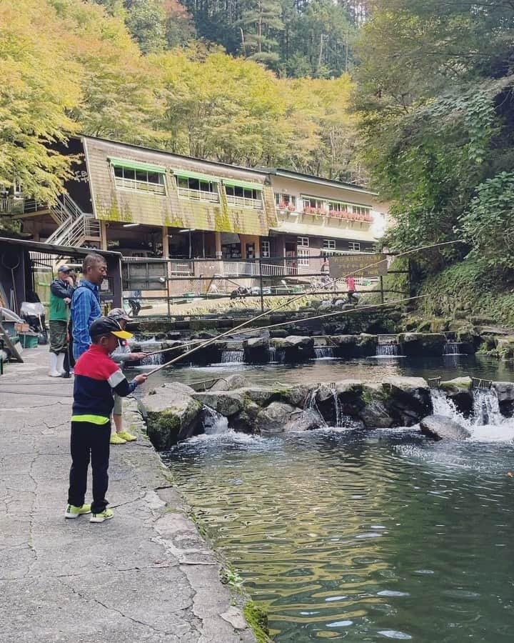 生島早織のインスタグラム：「虹鱒釣り🎣  運動会も終わり、久々野球練習の無い休日❣️  いつもの（笑）虹鱒釣りに行って来ました🎣  餌付けからサポートしていたのは何年前だろう⁉️  2人とも全て自分で出来るようになりました😍  しかし、次男が釣ったあらい用の大物狙いの虹鱒は大き過ぎて、係のおじさんがサポート。 どうも、泳いでいる中でNo. 1クラスの大物を釣った様で、お皿に乗せた時のボリュームが🤣  揚げ・塩焼き・あらい🐟  持参した🍙  しっかりたいらげてくれました😄  何をしても成長を感じさせてくれる子供達を見ているだけで癒される❣️  じーっと❣️見ていると 『ママ聞いてる⁉️』 って・・・😅  いいえ、聞いていません😅  ボーーーーッと、していましたよ😍  ボーッとするのが幸せなんです😆  次のお休みには何処に行く⁉️ 何する〜⁉️  あと数年で 『おかんウザイわ❗️』 とか、言うんでしょ〜🥲  今のうちに今のうち🥹  毎日楽しませて貰いますよ〜😍  #双子育児 #双子兄弟 #双子それぞれ #双子あるある #双子ファミリー #双子ママ #虹鱒釣り #完食です」