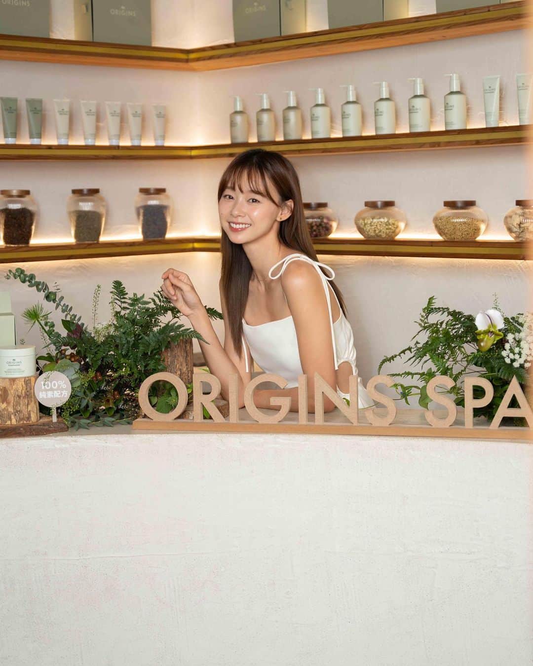 吳斐莉のインスタグラム：「前天一大早出門工作 就是為了拍攝品木宣言的新產品 但因為太療癒太舒心 完全不覺得自己有工作的感覺 反而是去做了一場放鬆的SPA🤣  其實有時候就是這樣 不是說一定要真的有多厲害的按摩 平常自己擦護手霜的時候 多按摩一下跟手多點連結 順便跟它說聲你辛苦了 然後透過護手霜的精油香氣 邊按摩同時邊嗅聞 身心都會被舒緩到～  擦護手霜也是屬於自己的Me Time時光❤️ 這次品木宣言推出的全新產品～  是100%純素配方植感清新護手霜 和植享放鬆身體清潔保養系列🙌🏼  護手霜總共有4種香氣 都是由專業調香師調配出的植癒系植萃複方香氣 使用乳霜級成分油中之后「白芒花籽油」 搭配植萃甘油 讓雙手保持柔嫩光滑但不黏膩  薄荷可不是一般薄荷 裡面還有添加羅勒、尤加利等等 味道很空靈出乎意料的耐聞 而且很適合上班疲憊時使用 薄荷味道可以提振精神 後味帶點木質香 也可以鎮定身心  暖心甜薑的味道帶點甜味 有點像薑汁汽水 清甜的味道聞了心情會很好 而且也很適合手容易冰冷的女孩兒 這味道是我第二喜歡的❤️  另外還有活力柑橘、水嫩玫瑰 玫瑰不是單純玫瑰香 還蘊含了薰衣草和柑橘香氛 所以聞起來很有層次 活力柑橘很適合早晨起來使用 開啟活力愉悅的一天👏🏻 建議大家可以去櫃上聞聞看唷～  然後然後還要推薦大家 全新的植享放鬆身體清潔保養系列 我太太太喜歡這個茉香緩緩身體乳跟舒芙蕾🥹  也是100%純素配方 獨家植禦科技源自天然植萃水楊酸 可以改善粗糙乾燥的肌膚 還添加了多重保濕因子如乳木果油 杏桃油和長效補水玻尿酸 而且這味道超～～舒服  雖然是茉莉花香為主調 但完全顛覆你的想像 搭配葡萄柚、荳蔻及雪松 花香與木質香的結合 這種大自然的感覺太美妙了～ 彷彿置身在北歐森林裡  我在擦的時候 老公聞到還在旁邊說⋯ 👨🏻這個我好像可以用  YES！它味道很中性，男生也會喜歡的 而且我老公現在對香氣很敏感 一用到香氣太濃的 他馬上就排擠我...  但品木宣言完全可以 現場拍攝時我擦到身體乳就超驚訝 質地真的很水感吸收很快 但擦完皮膚是飽水的卻不粘膩 重點擦完皮膚超亮！！！！ 而且還有推出小ml數 可以放在身上或是辦公室 隨時可以補擦yo  舒芙蕾質地更滋潤一點 是乳霜的質地但塗抹起來很好推 如果你是那種腳容易乾到起屑屑的 這罐你就帶走，你需要它☝🏻  沐浴乳也很讚～～～～～～ 泡泡超多超綿密 100%無皂基 很好沖洗不乾澀緊繃 洗完摸起來膚觸也很柔嫩 我只能說全新的植享放鬆身體系列太燒 去櫃上試用後絕對會想帶一組回家  現在週年慶期間全品項9折🩵 買任一支植感清新護手霜 即贈薑味暖暖沐浴乳30ml (*詳細活動請依櫃台公告為主，數量有限送完為止)  在品木宣言的專櫃也都可以免費享有一次護手服務喔～ 大家快去他們的官網免費預約  @originstaiwan   #品木宣言 #純素配方 #植感清新護手霜 #植享放鬆身體保養 #OriginsTaiwan #DiscoverOrigins」