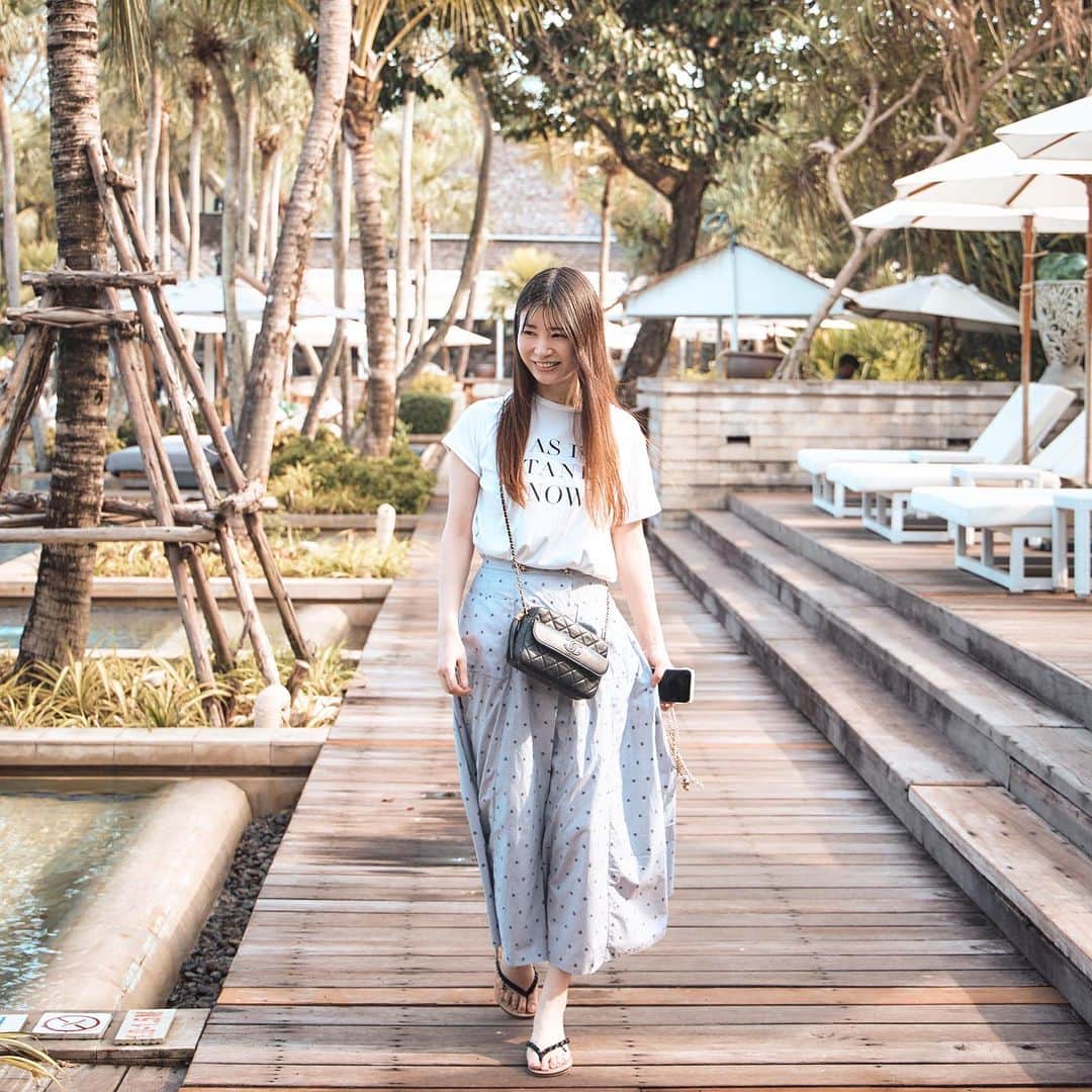 清水彩子のインスタグラム：「プーケットで泊まったホテルのプールサイドがとっても素敵だった🌴  #朝のお散歩 # Phuket #プーケット #リゾート #プールサイド #旅女 #trip #お仕事 #ロケハン」