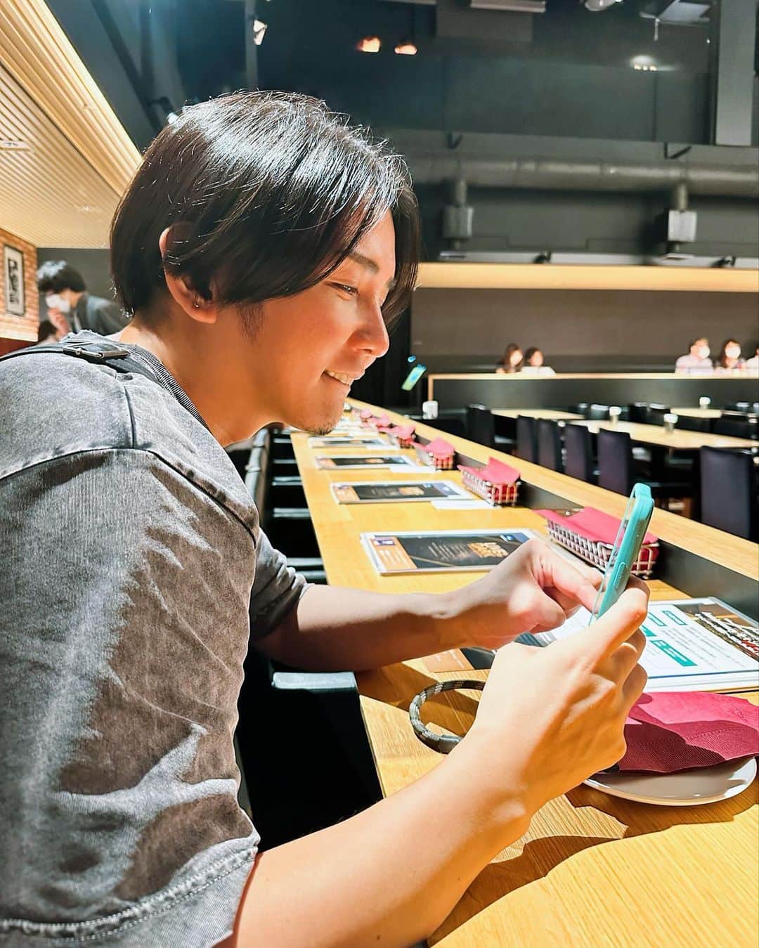 ミッチーのインスタグラム：「大体食べる前はこんな顔してるらしいです🤤嬉しさダダ漏れ笑 しかもこの日はビルボードでおじゃ様 @msoojafaith の音楽を聴きながらだったから、最高すぎかよ！！っていう夏の思い出2023。  Photo by @nkbyc」