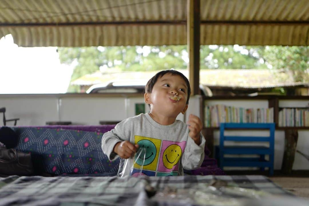 武智志穂さんのインスタグラム写真 - (武智志穂Instagram)「今回の宮崎旅は日向を拠点にして色んなところへ遊びに出かけてたんだけど、市内から日向に向かう途中、畑の中に突如現れる素敵なパン屋さんに寄り道しました🥐  @hitohi2022   セルフビルドされた可愛いお店も居心地が良かったし、自家栽培の麦が使われていたり窯で焼かれていたりと、こだわりと愛がつまったパンは噛めば噛むほど美味しかった。 無類のパン好きの絢士は、悪い顔してわたしの分まで食べてた🤣  子ども達は絵本を読んだり、広い敷地を走り回ったり、虫を集めたり。 大人は美味しいパンとコーヒー片手に、まったりと楽しい会話。 良い時間を過ごせました✨」10月18日 22時30分 - shiho_takechi