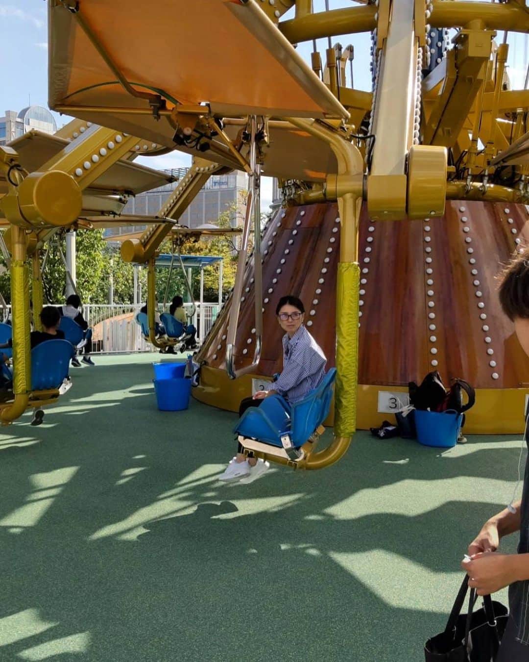 吉原珠央さんのインスタグラム写真 - (吉原珠央Instagram)「秋休み中の子供たちを連れて、東京ドームシティアトラクションズへ♫  平日はどのアトラクションも、ほぼ並ばずに入れて、なんと素敵な遊園地なのでしょう♡  最後の動画は、『サンダードルフィン』という地上80メートルまで上昇し、そこから一気に80度で下降し、最高時速は130キロというローラーコースター。  子供たちだけで乗らせるわけもいかず、はい、高所恐怖症の私も乗りました。  怖くて気分が悪くなり、ずっと目を閉じて耐え抜きました😂  もう2度と乗りたくありません！  とはいえ、「ママなんてさぁー」と、恐怖についてお互いに、あーだ、こーだと語るのは面白かったです。ふふふ。  3枚目の画像は、姉が撮影してくれたのですが、私の表情が怪しすぎる、シュールな一枚となりました。  このほかにも、たくさんのゲームで子供たちと真剣に勝負したり、別の乗り物にも乗らされたり（笑）、もぅ全力で遊んできましたー！  帰宅すると、ちょうど子供たちの家庭教師のMくんと玄関でばったり。  遊んで、勉強もして、子供たちのパワーはすごいなぁと感心します✨  早朝からのヨガとピラティスのおかげで、私の体力も、なんとかもちました😊  #東京ドーム #東京ドームシティアトラクションズ  #秋休み」10月18日 22時31分 - tamaoyoshihara