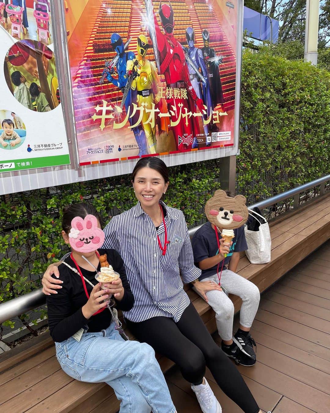 吉原珠央さんのインスタグラム写真 - (吉原珠央Instagram)「秋休み中の子供たちを連れて、東京ドームシティアトラクションズへ♫  平日はどのアトラクションも、ほぼ並ばずに入れて、なんと素敵な遊園地なのでしょう♡  最後の動画は、『サンダードルフィン』という地上80メートルまで上昇し、そこから一気に80度で下降し、最高時速は130キロというローラーコースター。  子供たちだけで乗らせるわけもいかず、はい、高所恐怖症の私も乗りました。  怖くて気分が悪くなり、ずっと目を閉じて耐え抜きました😂  もう2度と乗りたくありません！  とはいえ、「ママなんてさぁー」と、恐怖についてお互いに、あーだ、こーだと語るのは面白かったです。ふふふ。  3枚目の画像は、姉が撮影してくれたのですが、私の表情が怪しすぎる、シュールな一枚となりました。  このほかにも、たくさんのゲームで子供たちと真剣に勝負したり、別の乗り物にも乗らされたり（笑）、もぅ全力で遊んできましたー！  帰宅すると、ちょうど子供たちの家庭教師のMくんと玄関でばったり。  遊んで、勉強もして、子供たちのパワーはすごいなぁと感心します✨  早朝からのヨガとピラティスのおかげで、私の体力も、なんとかもちました😊  #東京ドーム #東京ドームシティアトラクションズ  #秋休み」10月18日 22時31分 - tamaoyoshihara