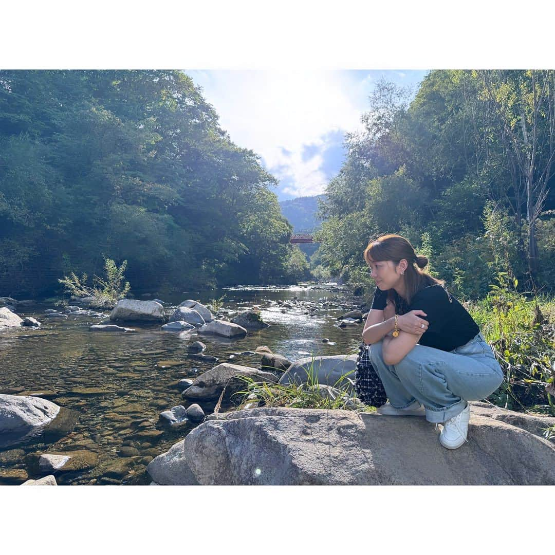 武村八重子さんのインスタグラム写真 - (武村八重子Instagram)「〜北海道旅行④〜 札幌に一泊してお寿司を食べて、次の日定山渓温泉へ。今年オープンしたばかりの翠巌という温泉♨️に泊まったのだけど、癒されてゆったり時間がながれたー！ って言いたいけど、もうずーーーっと仕事の電話笑 . しかも駄菓子が沢山フリーでおいてあって、夜中までスルメをかじりながら、はいメールと電話！！笑 でも、とても良い旅館で癒されました。 . #定山渓温泉 #翠巌 #北海道旅行 #遅い夏休み  #札幌 #お寿司 #くりはら @suigan1」10月18日 22時41分 - piano_yae