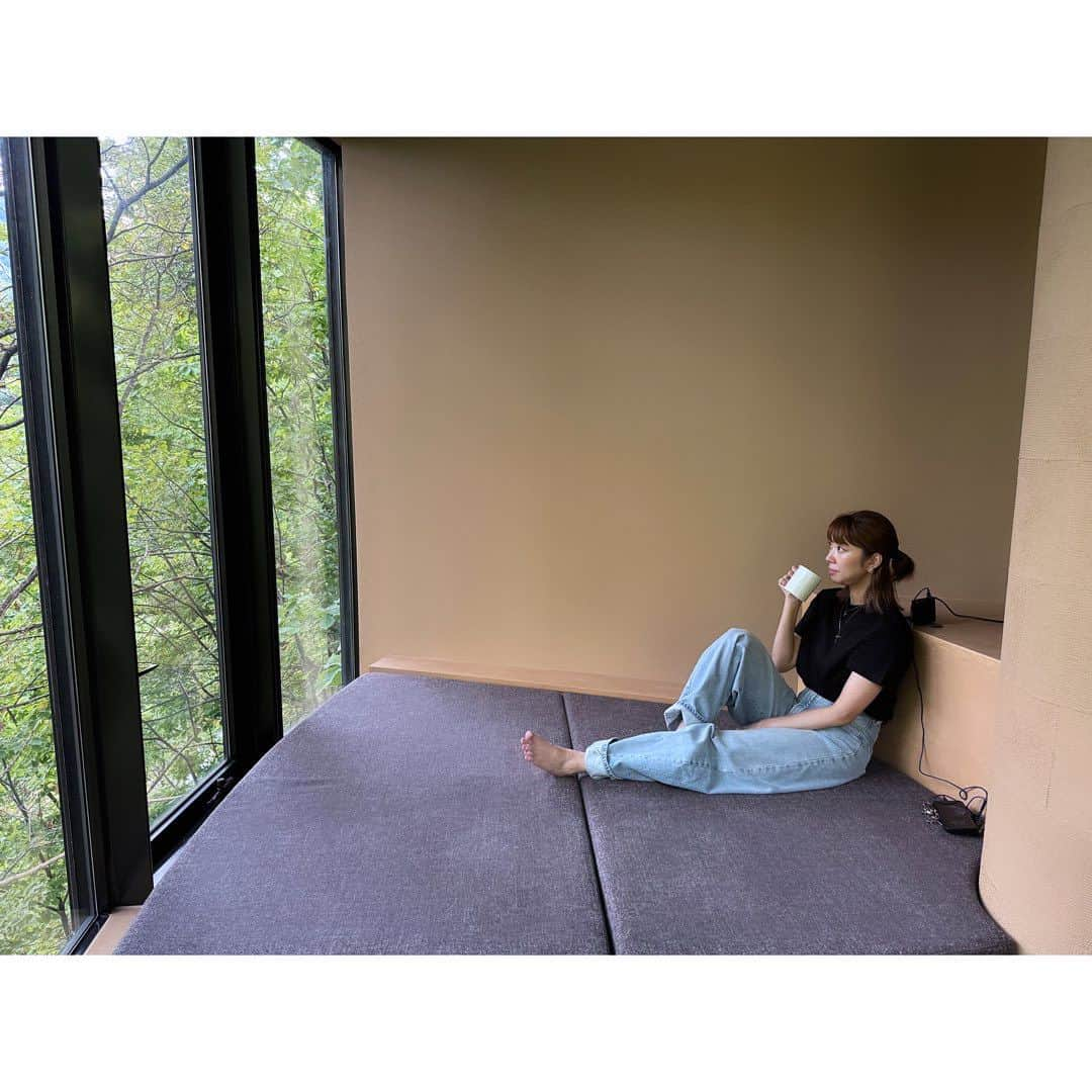 武村八重子さんのインスタグラム写真 - (武村八重子Instagram)「〜北海道旅行④〜 札幌に一泊してお寿司を食べて、次の日定山渓温泉へ。今年オープンしたばかりの翠巌という温泉♨️に泊まったのだけど、癒されてゆったり時間がながれたー！ って言いたいけど、もうずーーーっと仕事の電話笑 . しかも駄菓子が沢山フリーでおいてあって、夜中までスルメをかじりながら、はいメールと電話！！笑 でも、とても良い旅館で癒されました。 . #定山渓温泉 #翠巌 #北海道旅行 #遅い夏休み  #札幌 #お寿司 #くりはら @suigan1」10月18日 22時41分 - piano_yae