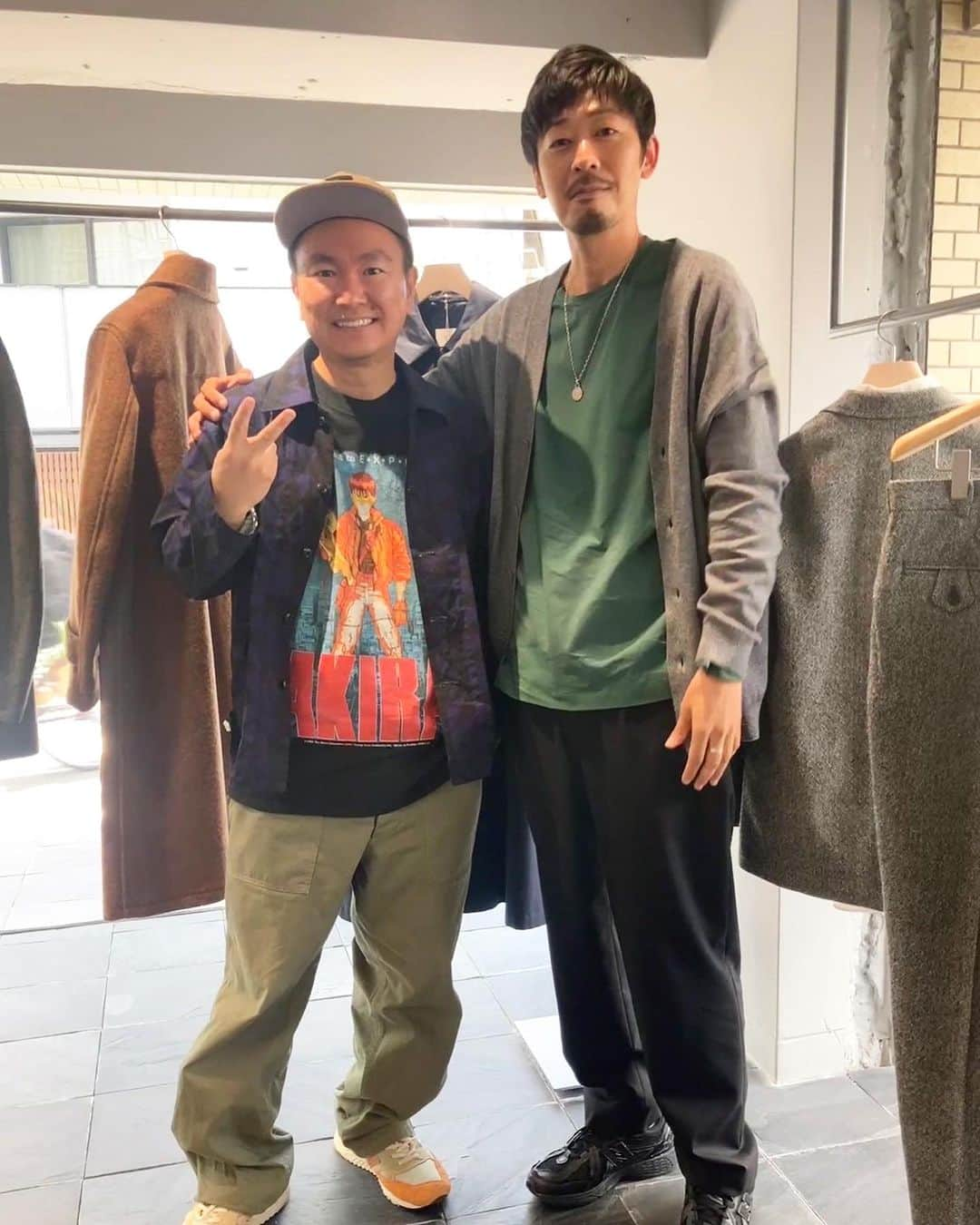 山内健司（かまいたち）さんのインスタグラム写真 - (山内健司（かまいたち）Instagram)「。 今日は地元の友達で米子で服屋さんをしてる三代くんとCIOTAの本店に行ってきた✋  三代くんに提案された買ったCIOTAのパンツ、めちゃくちゃヴィンテージTシャツにも合う🙆‍♀️  今日はCIOTAさんから新しいスタイルを提案されて着てみました😆  ハイセンス😂😂😂  こんなヴィンテージTシャツの着こなしは想像してなかった😂  今日は黒のAKIRA Tシャツ着てたけど、白系のTシャツのほうがこの格好なら似合うのかしら🚗  基本わたしが履いてるパンツは三代くんのお店で買えるので是非✋  あと濱家が着てる服は全て三代くんのお店で買えます😂😂😂  #ヴィンテージTシャツ #ciota  #akira  #かまいたち山内」10月18日 22時41分 - sneakerkenji0117