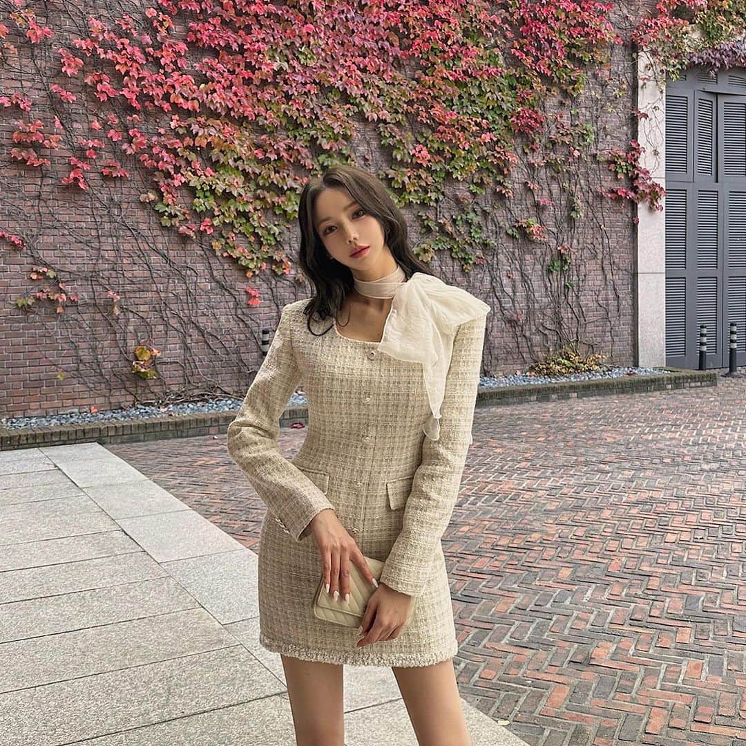 ソアのインスタグラム：「제가 옷 만들때 가장 중요하게 여기는 3가지가 있어요. 어깨 허리 골반 🩶 잘만든 옷의 환상적인 핏은 이 세가지가 결정하거든요. 트위드 맛집 아느엘에서 선보이는 이번 트위드 원피스는 그 세가지의 결정체에요❣️ 그냥 믿고 입어보세요 아 아느엘 제작은 진짜 독보적이구나 싶으실거에요🙂🩶 체형의 단점따윈 생각하지 말자구요. 몸매는 옷이 만들어 줄꺼니까😉」