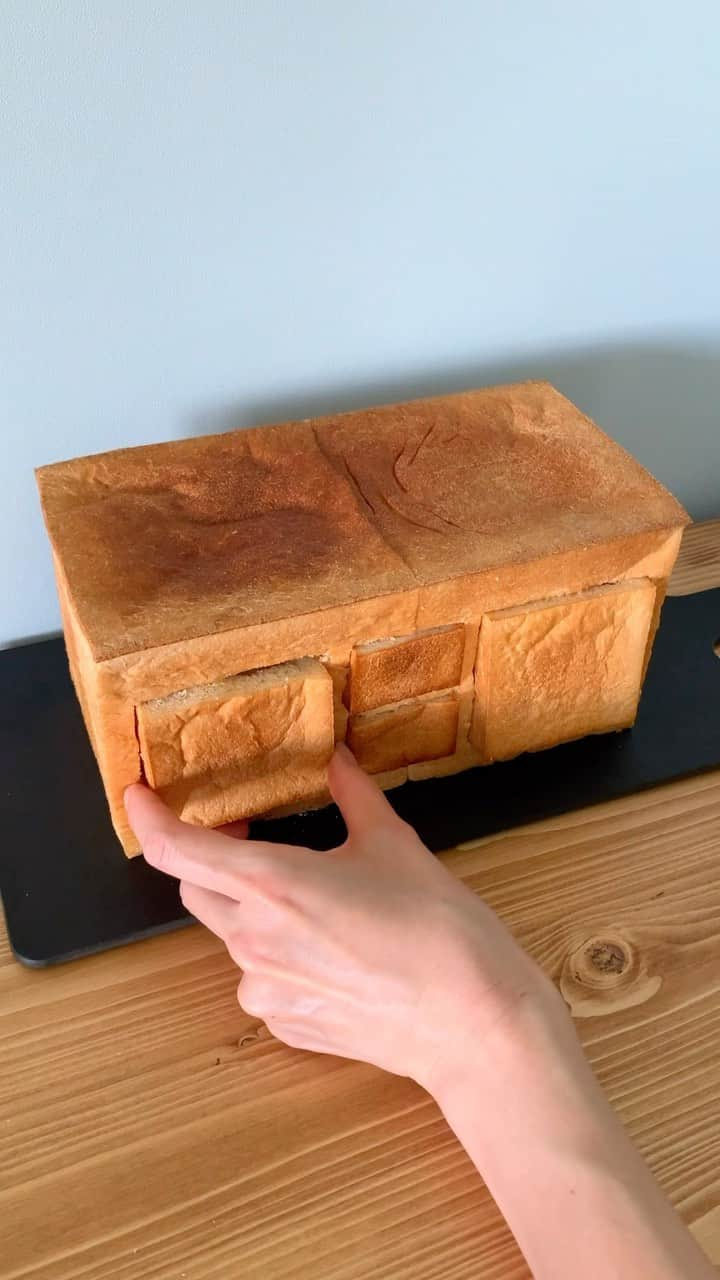 Ranのインスタグラム：「食パンの収納棚 #bread #sandwich #storage #shelf #drawer #lunchbox #手作りパン #サンドイッチ弁当 #収納ボックス #食パン #角食」