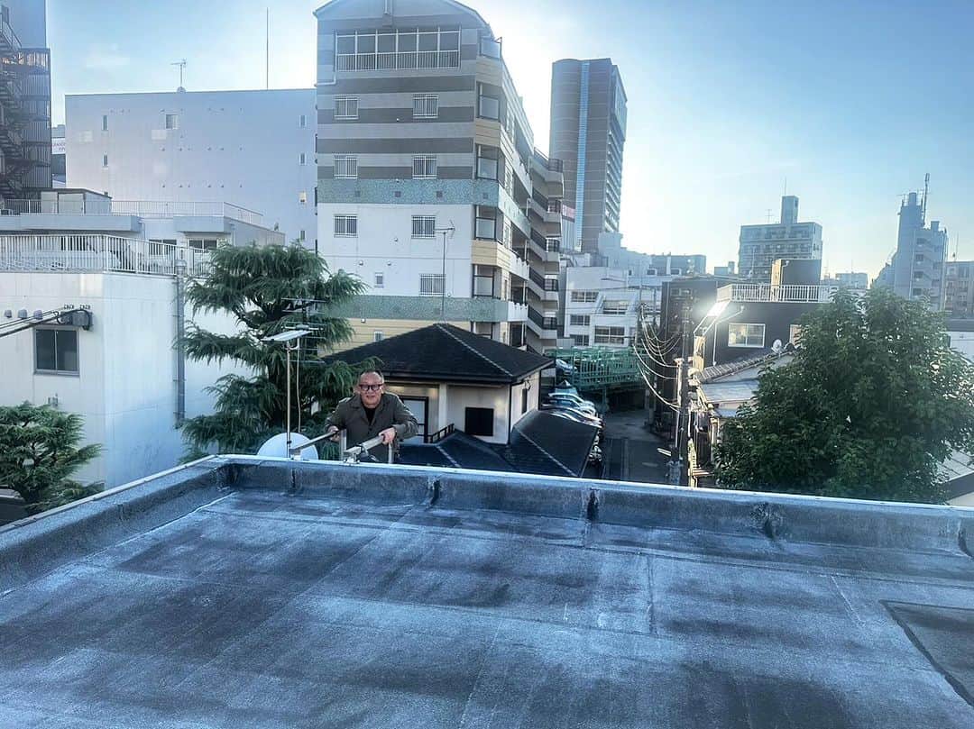 西田善太のインスタグラム：「ムービー撮影現場で屋上へ。かなり、おっかなぽっこり。ぽっこりさん🥹」