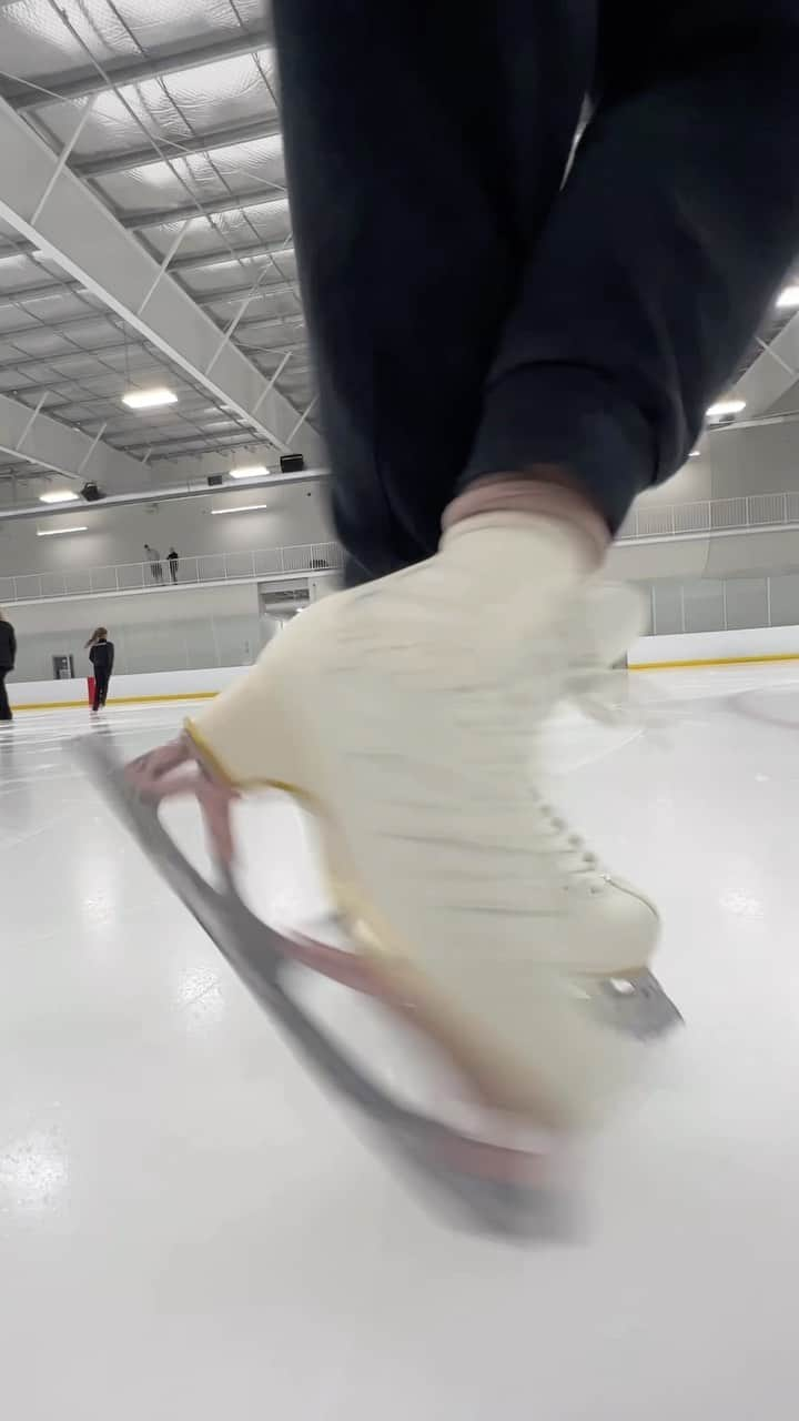 長洲未来のインスタグラム：「Look at that centering though. 😍  Thanks @edeaskates @johnwilsonblades @sharperedgeskates for booking me up ♥️⛸️ • • #backspin #satisfying #satisfyingvideos #figureskating #figureskater #iceskater #skatevibes」