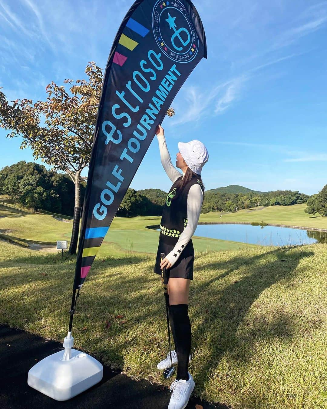 藤森マリナさんのインスタグラム写真 - (藤森マリナInstagram)「estroso CUP⛳️ @estroso_official  ⠀ ⠀ ⠀ スウィング集🏌️‍♀️ ミスも出るけどだいぶ減って なんとスコアは 前半51／後半46で【97】でした🩷✨ ⠀ ⠀ ⠀  最後の3枚は 秋だと思ってたのにまだ夏で どんどん脱いでいくまりなはん🤭  ⠀ ⠀ ⠀  ⠀ ⠀ ⠀  #estrosocup#ゴルフコンペ#まりなはんのゴルフ記録  #エストロッソ#ゴルフ女子#ゴルフウェア#ゴルフコーデ#和歌山ゴルフ#ラグレースゴルフ倶楽部#バケハコーデ#ニーハイソックス#ニットベスト#ゴルフスイング動画#ゴルフ好きな人と繋がりたい#golfgirl#golfwear#golfoutfit#japangolf#골프#골프스타그램#골프웨어#골프여자」10月18日 22時46分 - maaarina0806