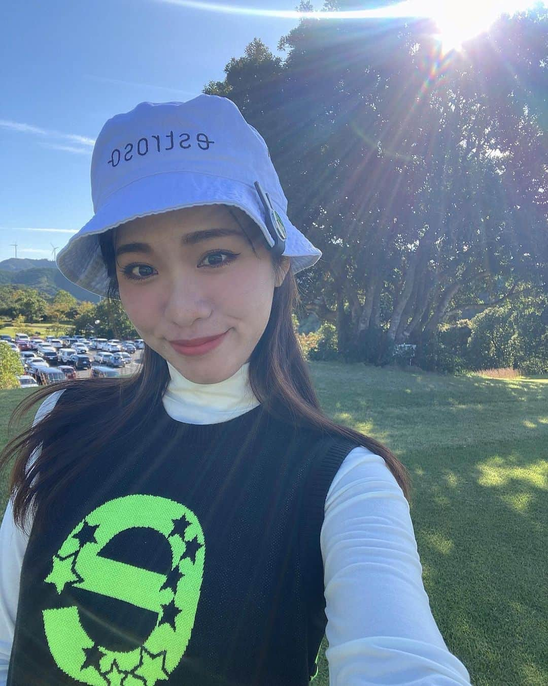 藤森マリナさんのインスタグラム写真 - (藤森マリナInstagram)「estroso CUP⛳️ @estroso_official  ⠀ ⠀ ⠀ スウィング集🏌️‍♀️ ミスも出るけどだいぶ減って なんとスコアは 前半51／後半46で【97】でした🩷✨ ⠀ ⠀ ⠀  最後の3枚は 秋だと思ってたのにまだ夏で どんどん脱いでいくまりなはん🤭  ⠀ ⠀ ⠀  ⠀ ⠀ ⠀  #estrosocup#ゴルフコンペ#まりなはんのゴルフ記録  #エストロッソ#ゴルフ女子#ゴルフウェア#ゴルフコーデ#和歌山ゴルフ#ラグレースゴルフ倶楽部#バケハコーデ#ニーハイソックス#ニットベスト#ゴルフスイング動画#ゴルフ好きな人と繋がりたい#golfgirl#golfwear#golfoutfit#japangolf#골프#골프스타그램#골프웨어#골프여자」10月18日 22時46分 - maaarina0806