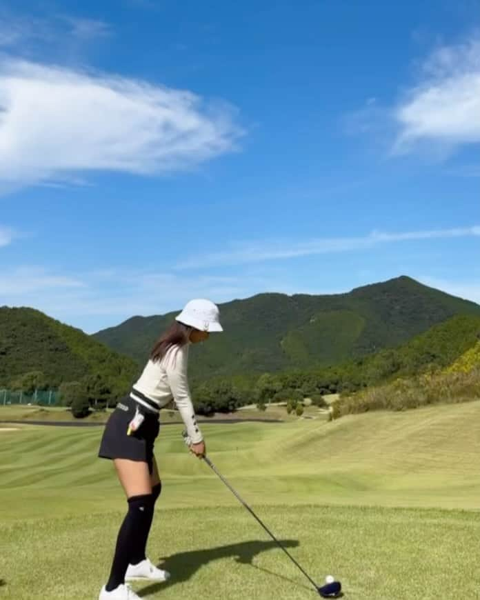 藤森マリナのインスタグラム：「estroso CUP⛳️ @estroso_official  ⠀ ⠀ ⠀ スウィング集🏌️‍♀️ ミスも出るけどだいぶ減って なんとスコアは 前半51／後半46で【97】でした🩷✨ ⠀ ⠀ ⠀  最後の3枚は 秋だと思ってたのにまだ夏で どんどん脱いでいくまりなはん🤭  ⠀ ⠀ ⠀  ⠀ ⠀ ⠀  #estrosocup#ゴルフコンペ#まりなはんのゴルフ記録  #エストロッソ#ゴルフ女子#ゴルフウェア#ゴルフコーデ#和歌山ゴルフ#ラグレースゴルフ倶楽部#バケハコーデ#ニーハイソックス#ニットベスト#ゴルフスイング動画#ゴルフ好きな人と繋がりたい#golfgirl#golfwear#golfoutfit#japangolf#골프#골프스타그램#골프웨어#골프여자」