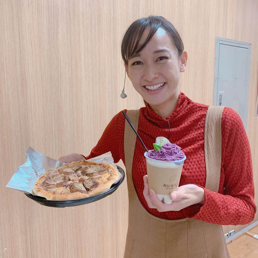 浦口史帆のインスタグラム：「今日から、JR名古屋タカシマヤで #楽天うまいもの大会 が始まりました😋💕 第10回目の開催にちなみ、 🔸仰天(テン)グルメ 🔸てん(テン)こ盛りグルメ 🔸10回記念限定スイーツ をご紹介しました😊🧡  新登場の#ヤマサちくわ のドーナツ型ちくわ天は、 ザクザクの衣をまとって美味しかった〜😋 磯の香りが広がる青のり味以外に、カレー味・紅生姜味・黒ゴマ味がありますよ🤍揚げたてのものを是非！  広島名物#もみじ饅頭 が乗ったピザは、 あんこの「甘み」×5種類のチーズとバターの「塩気」が絶妙な仕上がりでした😍🩷  毎年人気の#おいもや からは、シェイクが登場🥤 飲み物というよりケーキに近い(?!)スイーツで、 秋を感じました〜🍠💜  他にも美味しそうなものが、たっっくさん！ 大きめの買い物袋持参で、24日(火)までにまた訪れようと思います‥🤭💛」