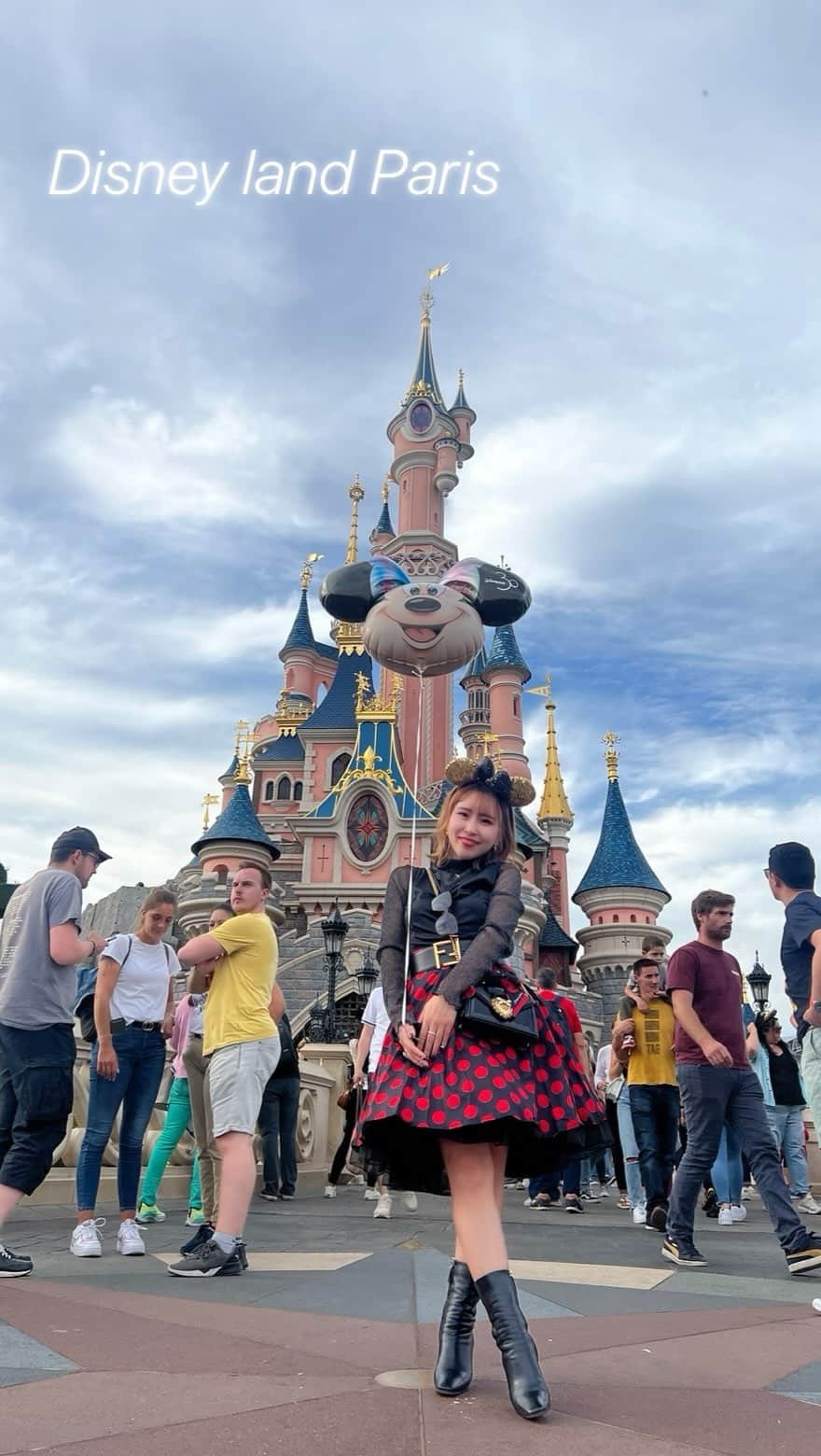 カリスマゆきちゃんのインスタグラム：「. The first day was Disney land Paris🐭🏰  @Disney ______________________________ #disneylandparis #disney #disneyworld #paris #ディズニーランドパリ #オーロラ城」