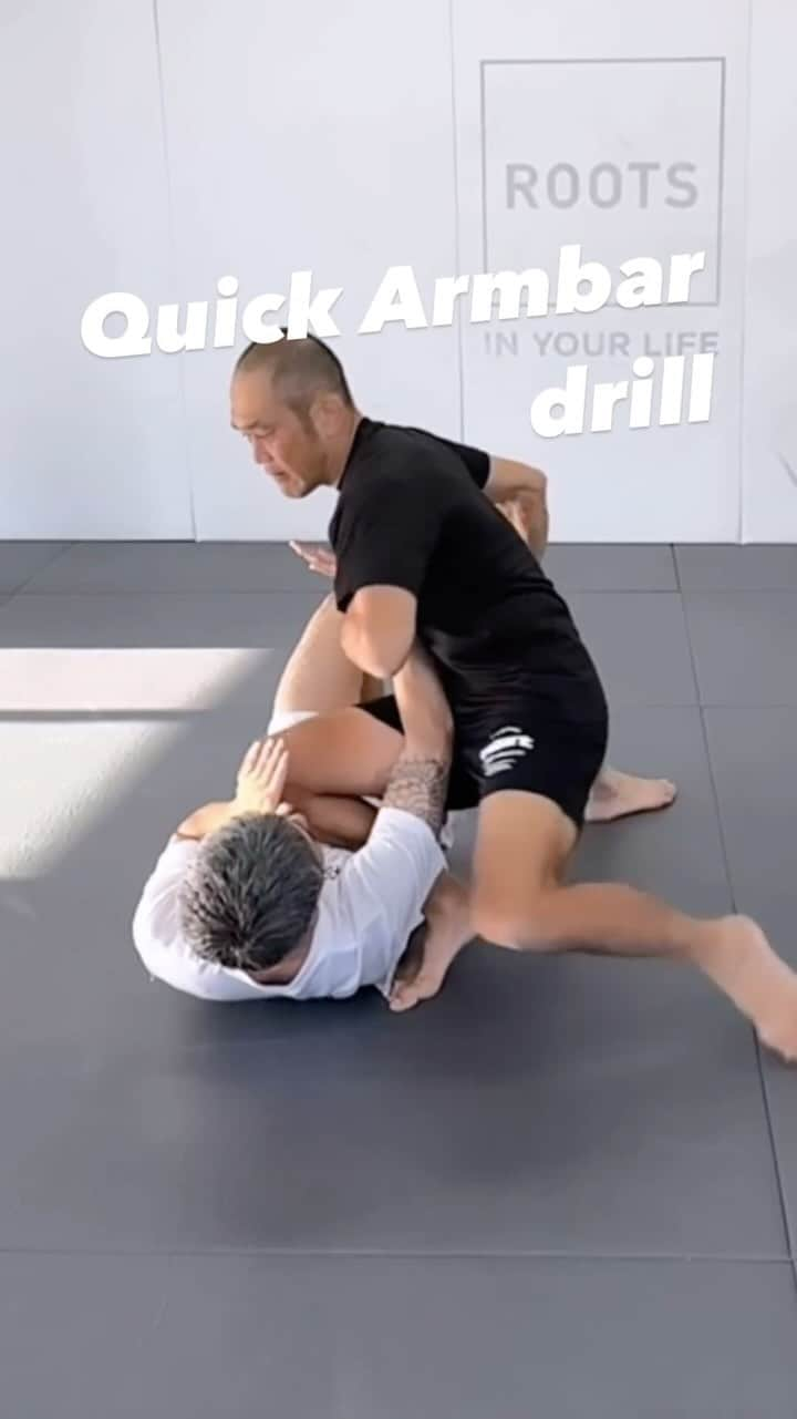 佐藤ルミナのインスタグラム：「Quick Armbar drill from the side.  ポイントは踵引き付け＆爪先UP&手首引き付け。  上手なカラダの使い方教えます🤙 @shooto_gym_roots 会員募集中！ 🩲 @inspirit_japan  #armbar #ruminasatotrainingmethod #mma #jiujitsu #kickboxing #yoga#surf #shooto #catchwrestling #movement #workout#rootsgym #身体操作 #格闘技 #柔術 #修斗 #キックボクシング #ヨガ #フィットネス #ワークアウト #筋トレ #ダイエット#小田原 #かまぼこ通り」