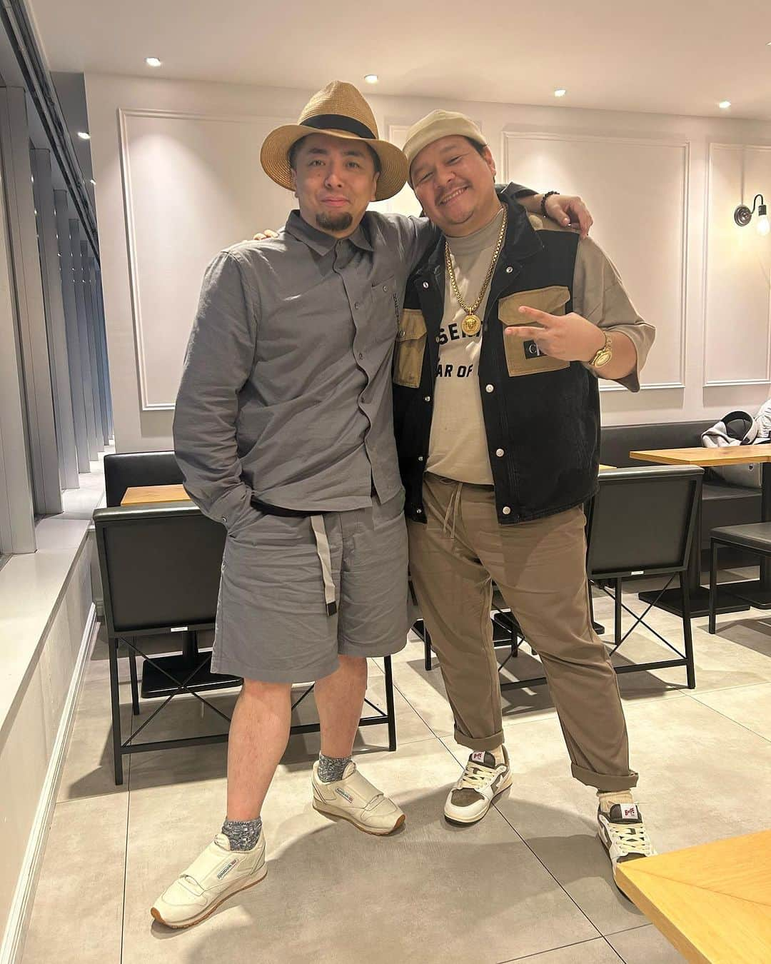 だーよしのインスタグラム：「I met him "Momo" from thailand.  He's like my brother from another mother. So happy to reunion:)  Have a fun in japan. you have to text me when you wanna eat ramen anyways.  And thank you for gave me a chance to remember how to speak english.lol  แล้วเจอกัน😎 モモちゃん❤️」