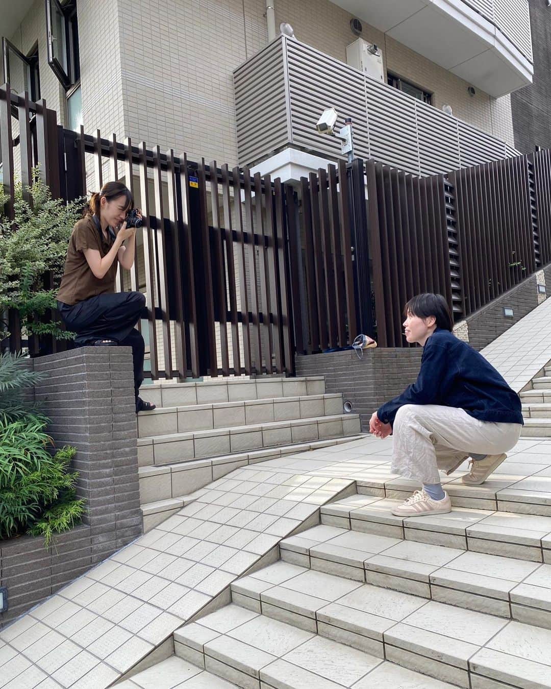 誠子のインスタグラム：「藤子に写真を撮ってもらいました。  私は藤子が撮る写真が好きなので、お願いして撮影してもらいました。衣装もメイクも全部お任せです。  舞台で共演したとき、藤子は私が作ったお弁当をもりもり食べてくれて、誰かにご飯を作る嬉しさを教えてくれました。  この日も私がつくったご飯をもりもり食べて もりもり撮影してくれました。  写真の出来上がりが楽しみです。🙊♡」