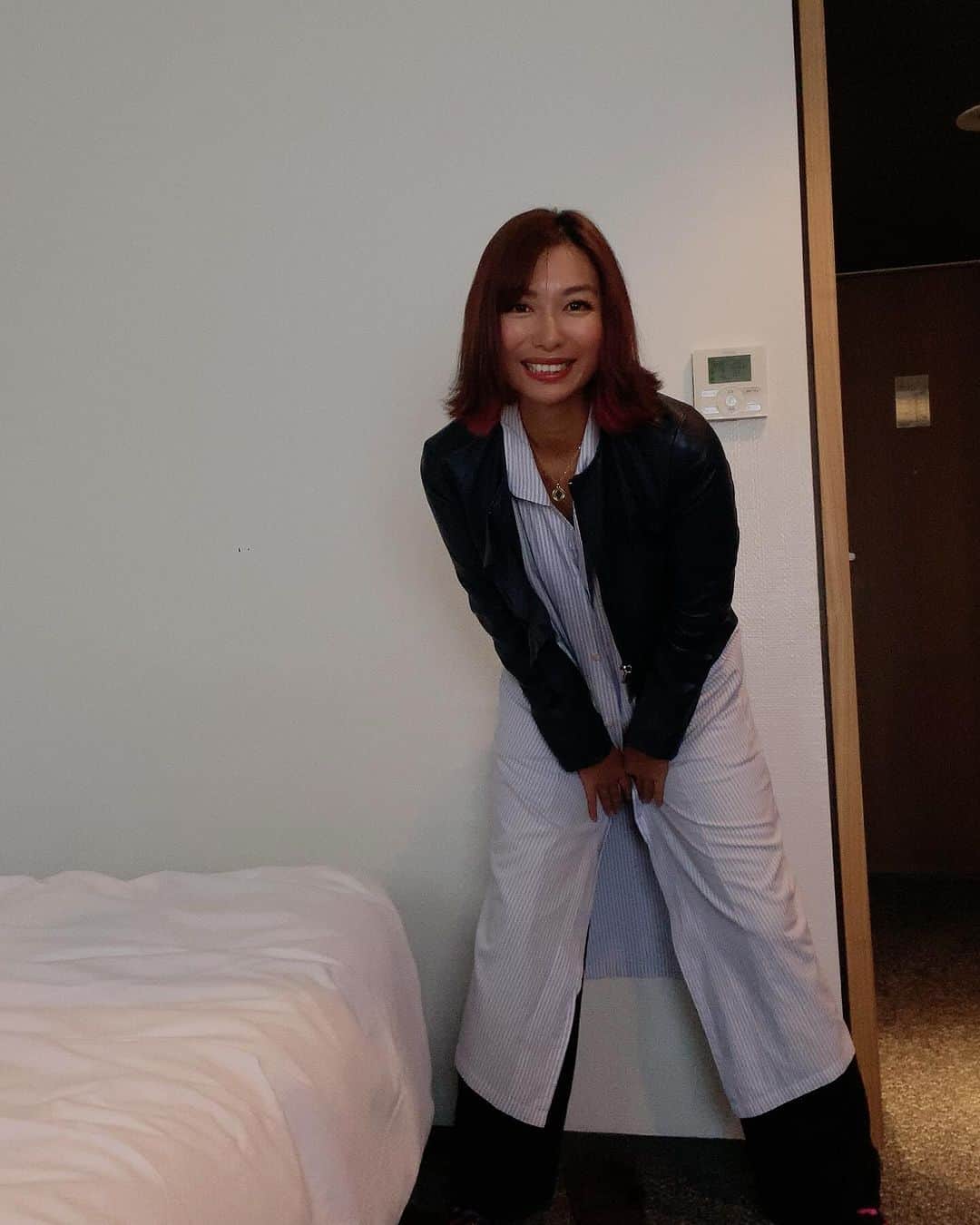 エマ中岡優姫さんのインスタグラム写真 - (エマ中岡優姫Instagram)「彼氏のシャツ👔🩷 といいたいところですが ホテルのパジャマでした！ アウター羽織っても いい感じだね！🤭 でも私ストライプとボーダー 好きじゃないの🤪w」10月19日 7時15分 - emma__yun