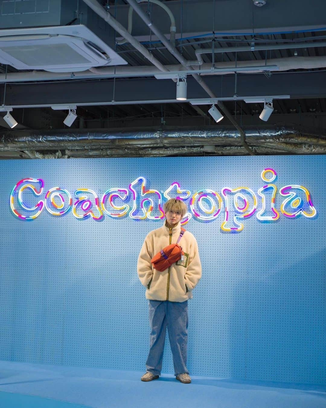 池田彪馬のインスタグラム：「. Coachtopia ポップアップストアにお邪魔させていただきました。 Coachからの新たなサブブランドということで、Coachtopiaの独自な「Made Circular™」を基に、環境に配慮した素晴らしいアイテムの数々を体感しました。 地球への配慮と独自なデザインの両立を可能としたCoachtopia、是非お手に取って楽しんでみてください🌏  ポップアップストアは10/22まで原宿にて開催しております。🌱  #Coachtopia #コーチトピア #PR」