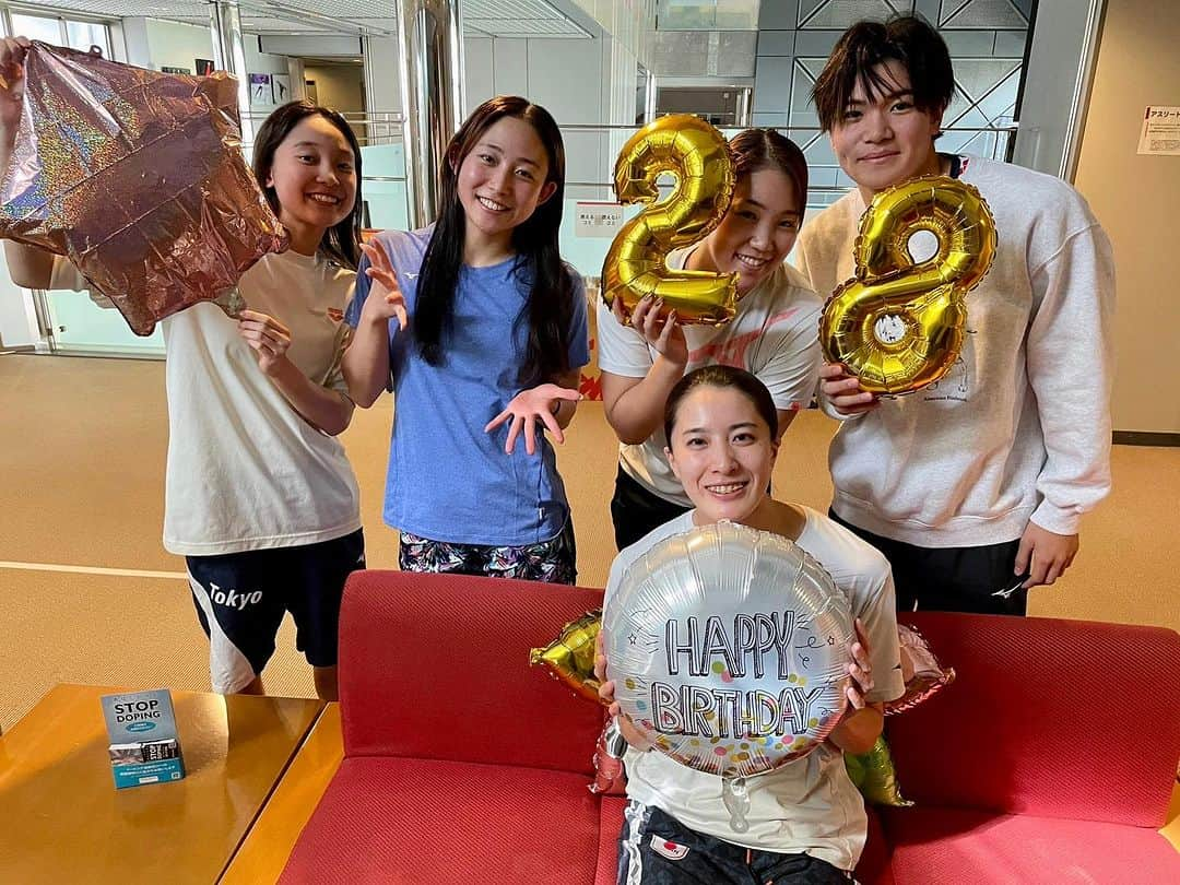 大橋悠依のインスタグラム：「． 28歳になりました🥳 たくさんのお祝いのメッセージ ありがとうございます🎂🎶  28歳も自分らしく がんばっていきたいと思います！✌️  #インター合宿中 #若い子達に祝ってもらいました #感謝感謝 #祝うタイミングに波乱を起こしてしまったようで #申し訳ない #自分らしさとは」