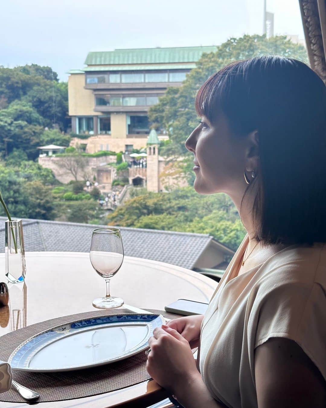 白井ゆかりのインスタグラム：「.. 毎日がバタバタと過ぎていく〜😂 ようやく秋らしくなってきましたね♪ 好きな季節です  写真は久々にゆっくり食事をした日🍽️ 2時間かけてコースを堪能できるってすごく贅沢なことだなと。。 食事中も大人しくご機嫌でいてくれた👶🏻 ありがと〜♡  #秋 #お出かけ #椿山荘」