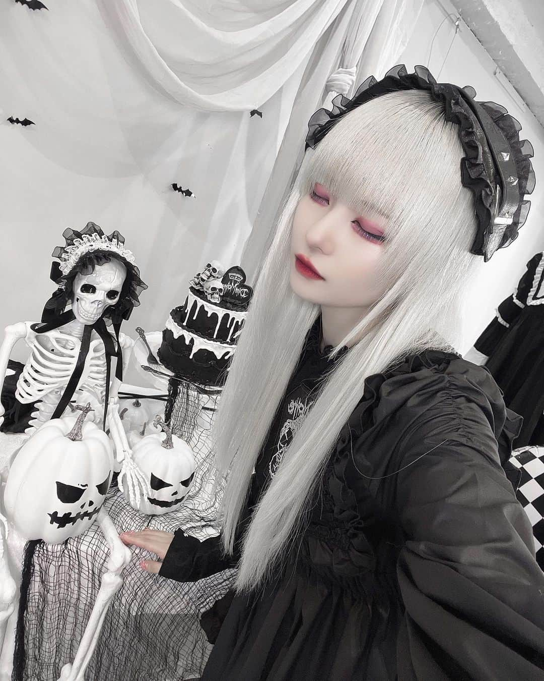 てのひらえるのインスタグラム：「Have a bootiful Halloween…♥ ・ ・ ・ ・ ・ ・ ・ ・ ・ ・ #DimMoire  #ディムモアール  #魅せびらかしたくなるお洋服  #goth  #gothicstyle  #gothgirl  #地雷系  #地雷系女子  #地雷女  #harajuku  #kawaii  #yamikawaii  #闇かわいい  #病みかわいい  #展示会  #halloween  #halloweenstyle  #jfashion  #cosplay  #anime  #animegirl  #패션  #패피  #코디  #셀피  #穿搭日常」