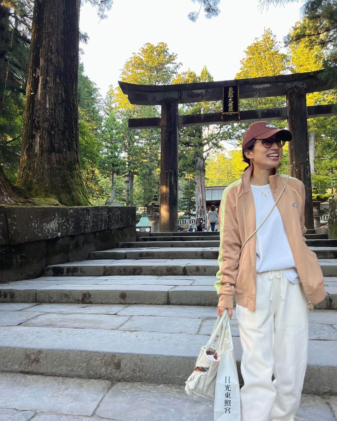 eiko kagamiのインスタグラム：「毎年秋に行く日光東照宮⛩️✨  今日もしっかりご祈祷もしてもらえてスッキリ☺️🙏  奥宮でもゆっくり過ごせて、 その後はニ荒山神社に。 3枚目からがその写真なんだけど 4枚目の場所から一気に空気が変わるの！ 本当に毎回ビックリしてる。笑 ちなみにそこに行くまでの道の気も好き。 （9.10枚目）  今回初めて奥まで歩いたんだけど、 道の行く先々に沢山のメッセージが沁みてシェアしたんだけど ストーリーでも共感メッセージもらえて嬉しかったです🫶  エネルギーチャージ完了！！ また来年🥰⛩️🙏✨ . . . . . . #日光東照宮#ニ荒山神社 #日光#栃木#浄化 #あげ直しごめんなさい」