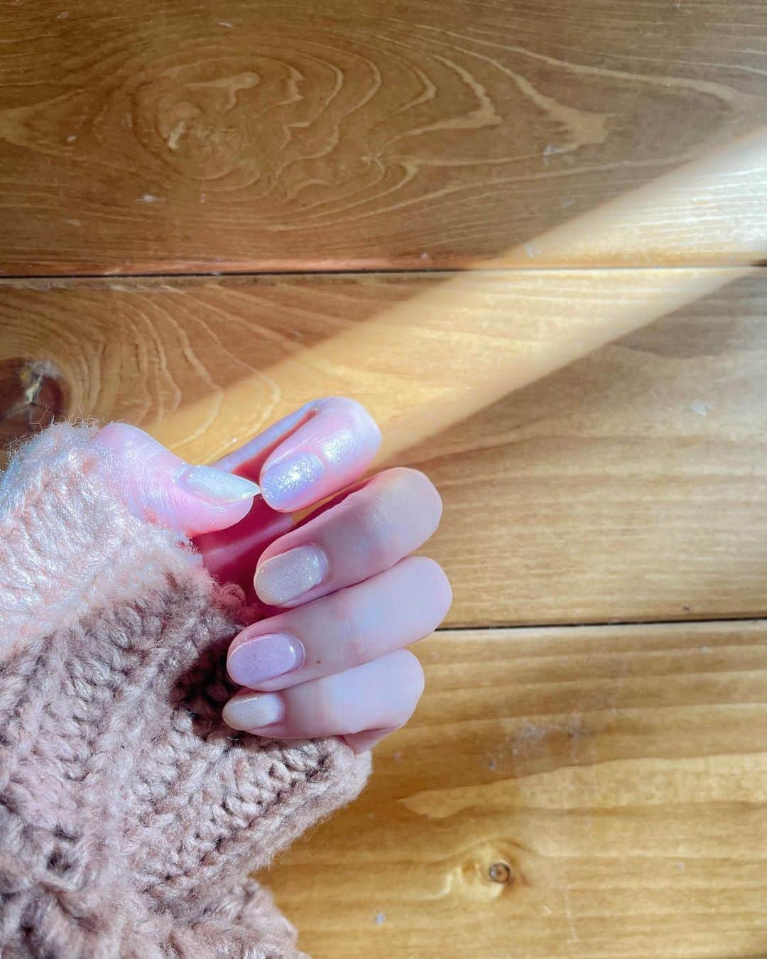 小林真琴のインスタグラム：「. 今のネイルはミルキーな感じ💅  秋っぽくしたかったんだけど 茶色にはしたくなくて さりげなく紫を入れました🍠💜  次は何色にしよかな🍂  #秋ネイル #ネイル #nail #秋nail」