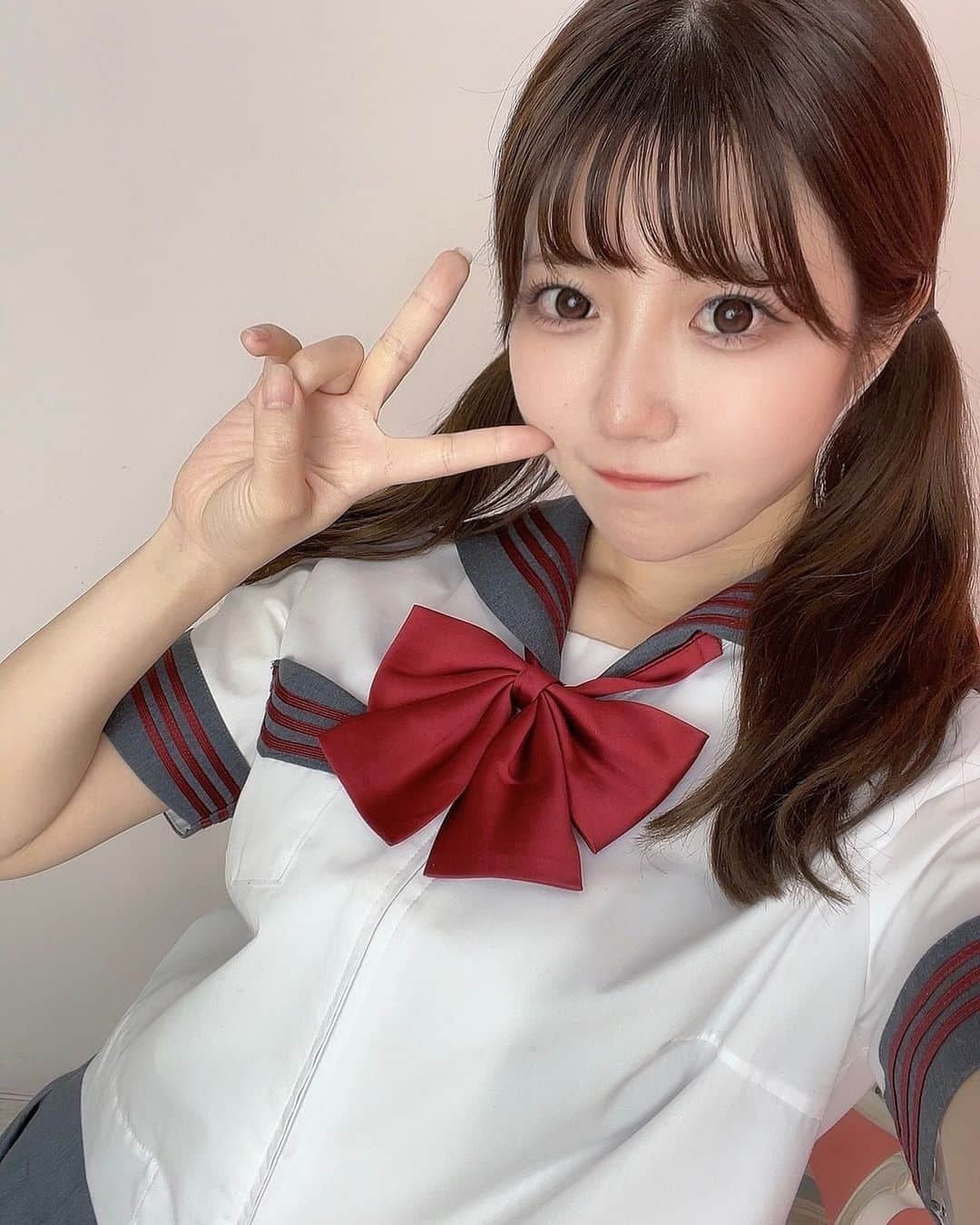 愛白かなたのインスタグラム：「制服きちゃった✌🏻‎🤍」