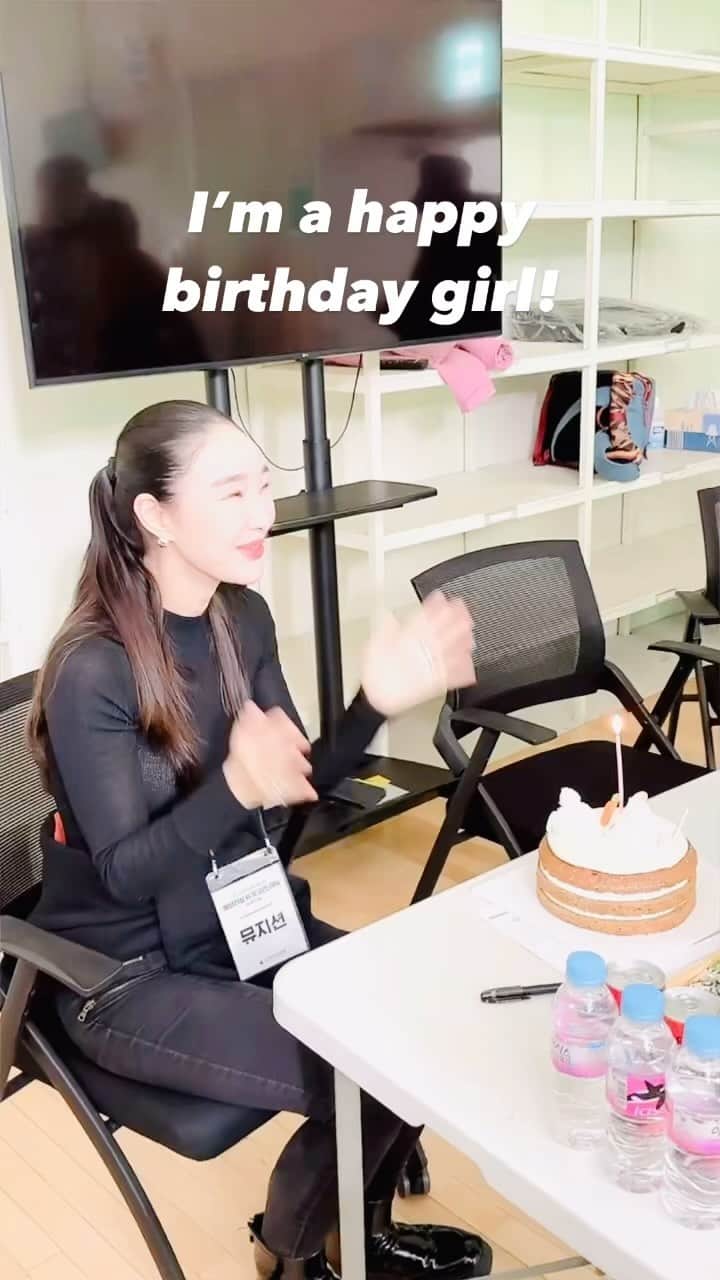 イ・サガンのインスタグラム：「촬영장에서 맞이한 생일 🎂  너무 행복해요! 감사합니다 😊 #birthdaygirl #kpopmv #zanybros #rollcam #501light #지미집김남선」
