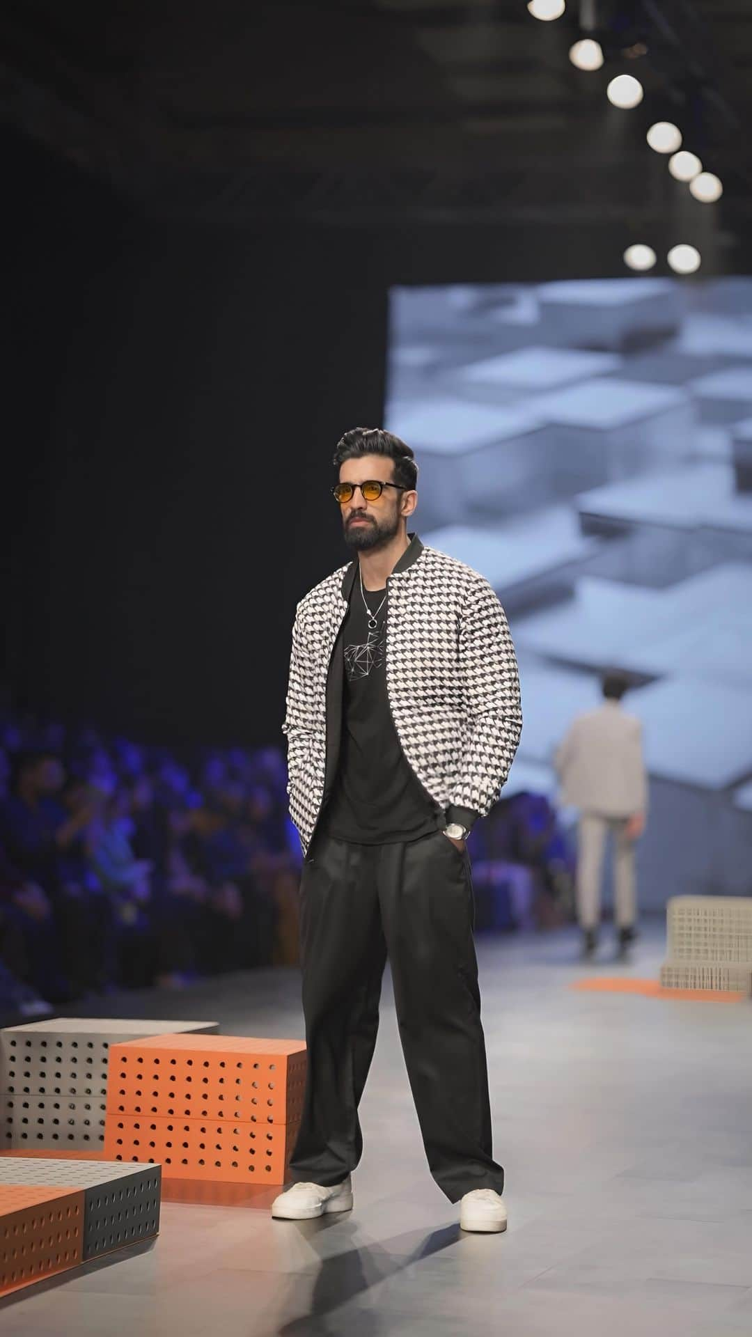 Karron S Dhinggraのインスタグラム：「My 1st Ever Ramp Walk✨  • Me as a Model: Day 1🗓️  📍Lakme Fashion Week  “Stepping into style with Park Avenue at Lakmé Fashion Week X FDCI was an unforgettable experience! Excited to share the runway with incredible talent.  @parkavenuestyleup @lakmefashionwk @fdciofficial @gladucamepr  #PostShowGlow #ParkAvenueAtLFWXFDCI #MensFashion 👔 . . #TheFormalEdit #FashionShow #LakmeFashionWeek」