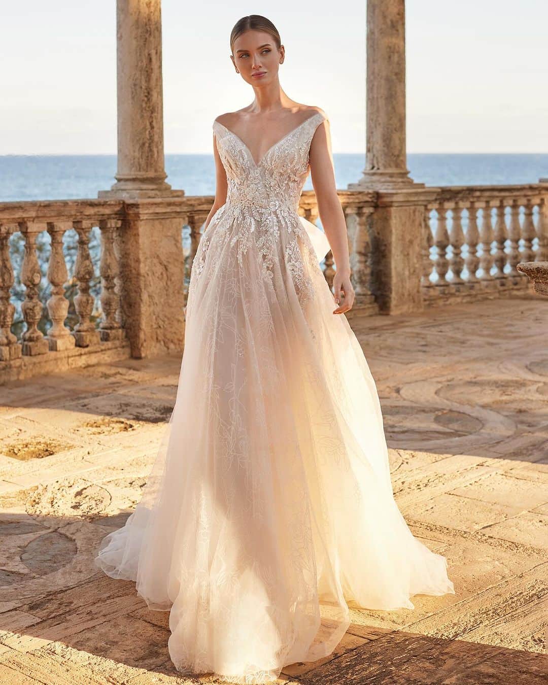 Marchesaのインスタグラム：「Swipe through to discover the ethereal allure of 'Ilitia' from the Marchesa for Pronovias collection. Delicate tulle layers, intricate lace applique, and a dramatic plunging V neck and back, all tied together with a detachable bow.   #Marchesa #MarchesaforPronovias #MarchesaBridal」