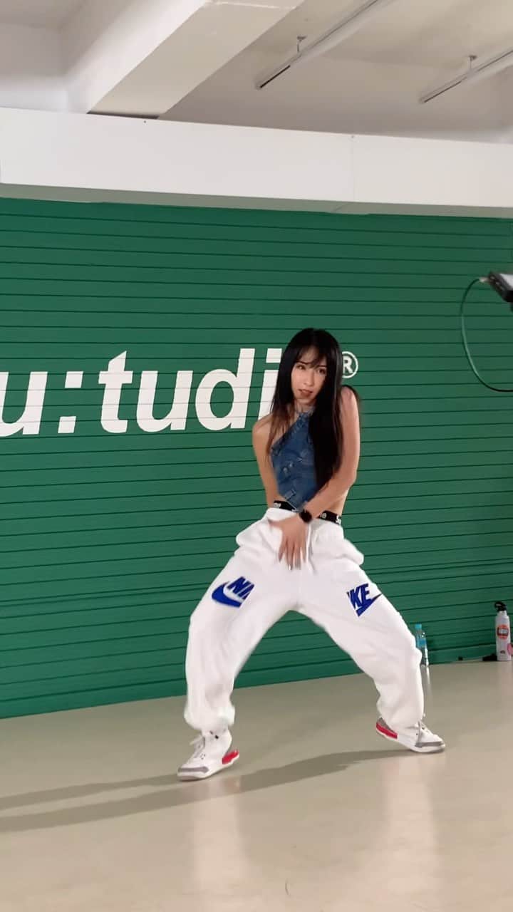 MINA MYOUNGのインスタグラム：「수업 쥬아💚🫰🏻💚 @mu.tudio  #뮤트디오」