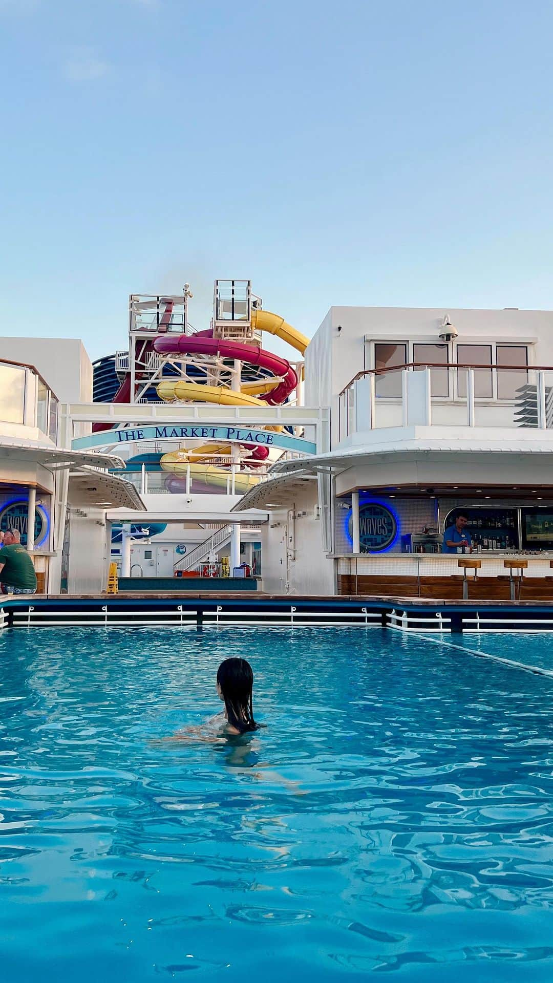 Remiのインスタグラム：「how we spent precious time on board🛳 ノルウェージャンのエーゲ海・地中海クルーズまとめ🏖 大人も子供もそれぞれの時間を楽しんで、家族で大切な思い出も作れる。 ギリシャの美しい島々やイタリアの歴史やグルメ観光など寄港地はもちろん、船内でも幸せなクルーズラフでした🫶🏽 日々の様子はアメブロまたは@hh.channel2023 にて🎬💙  ------------ ⚓️ @norwegiancruiseline  🛳 #norwegianbreakaway  👨‍👩‍👧‍👦 @hh.channel2023  🗓 2023.10.3-13   #クルーズ旅  #ノルウェージャン #ヨーロッパクルーズ #地中海クルーズ #エーゲ海クルーズ #ギリシャクルーズ #子連れクルーズ #子連れ旅行 #norwegian #aegeansea #mediterranean #mediterraneancruise #norwegiancruiseline #cruise #cruiselife #familycruise #remi_world2023」