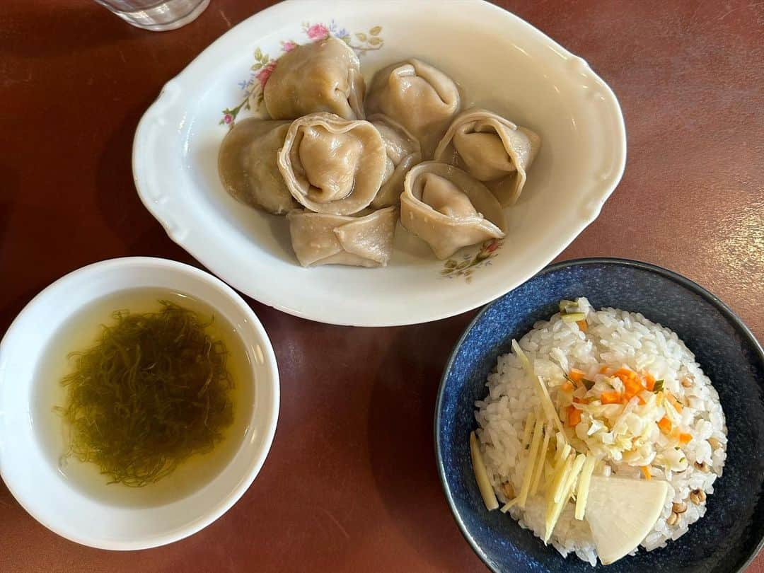 清浦夏実さんのインスタグラム写真 - (清浦夏実Instagram)「焼売、餃子、魯肉飯。  パクチー、山椒、五香粉、八角などなど香り高いスパイシーなものを無性に食べたくなる時があります。  中華はみんなでいろんなものを、っていうのも楽しいのだけど、癖強なのでなんだかんだランチの定食で頂くことが多い今日この頃。複雑な味に閃きを感じながら午後もがんばるのでした。  #お昼ごはん #ランチ #焼売 #餃子 #魯肉飯 #西荻窪 #代々木上原 #三軒茶屋 #おいしい #ごちそうさまでした #日々のこと #グルメ」10月18日 23時04分 - kiyo_723