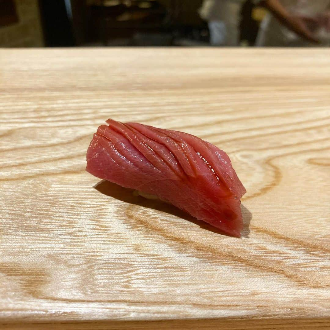 竹村真琴のインスタグラム：「. 久しぶりにお鮨を食べた日😋🍣 沢山食べたいので、シャリ小さめにとお願いしたらやってくれた☺️ 優しいし美味しいし最高でした🍣💕 . . . #鮨りんだ #りんだ #東京鮨 #お鮨 #お寿司 #東京グルメ #炙り系が好き #魚料理 #魚好き」