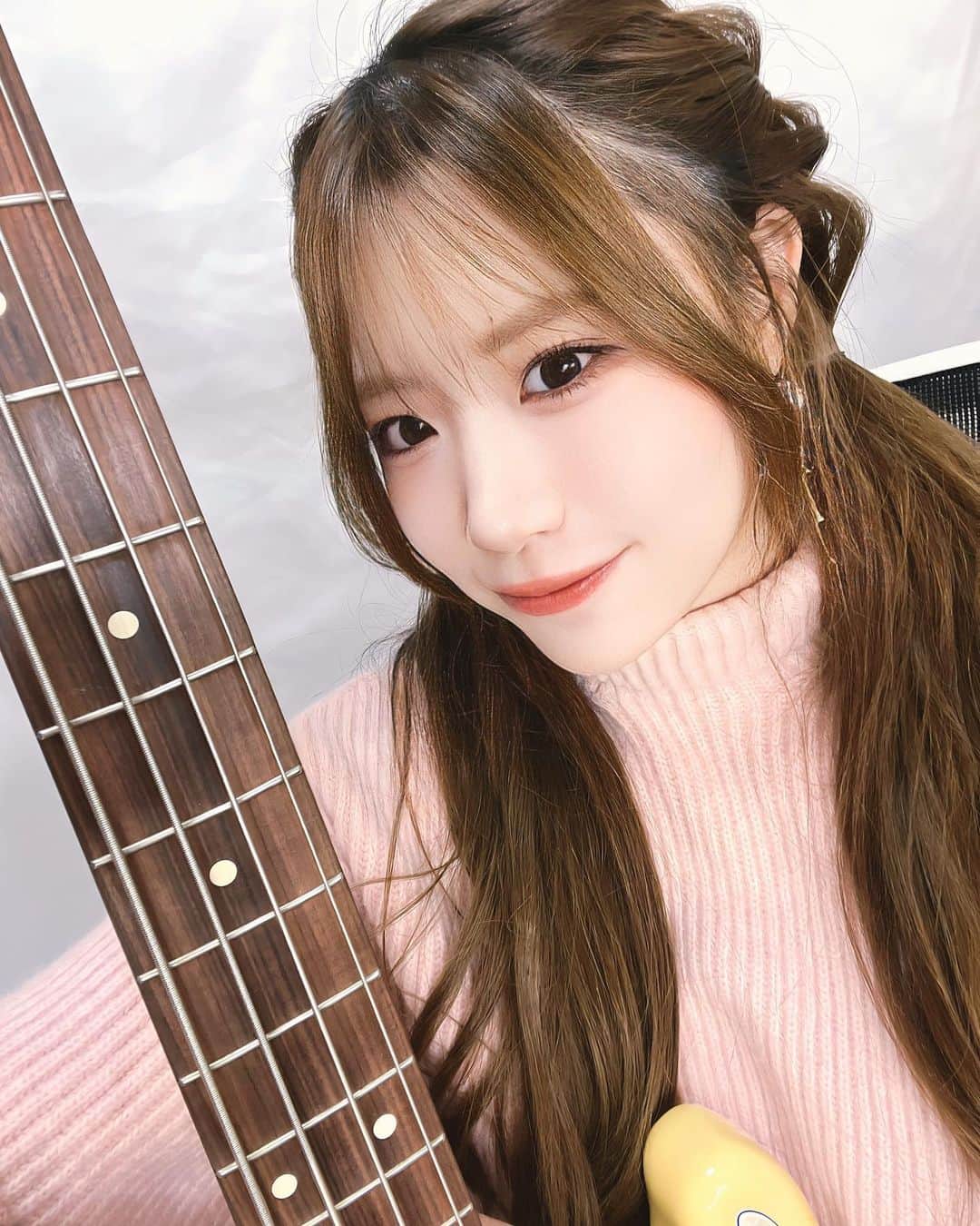 のインスタグラム：「あかりんご先生でした🧑‍🏫❤️ 最近のメイク、気に入ってる〜🥰 最近ツインテールしなかったからツインテールしてみた！ どう〜！あみあみツインテール！」