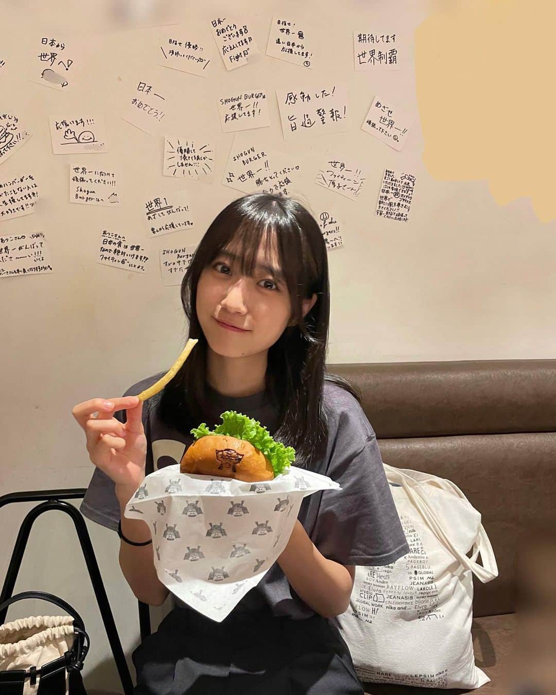 のインスタグラム：「. 母とハンバーガーたべた日です  . #崎本紗衣  #崎本紗衣崎本紗衣崎本紗衣 #スターダストプロモーション」