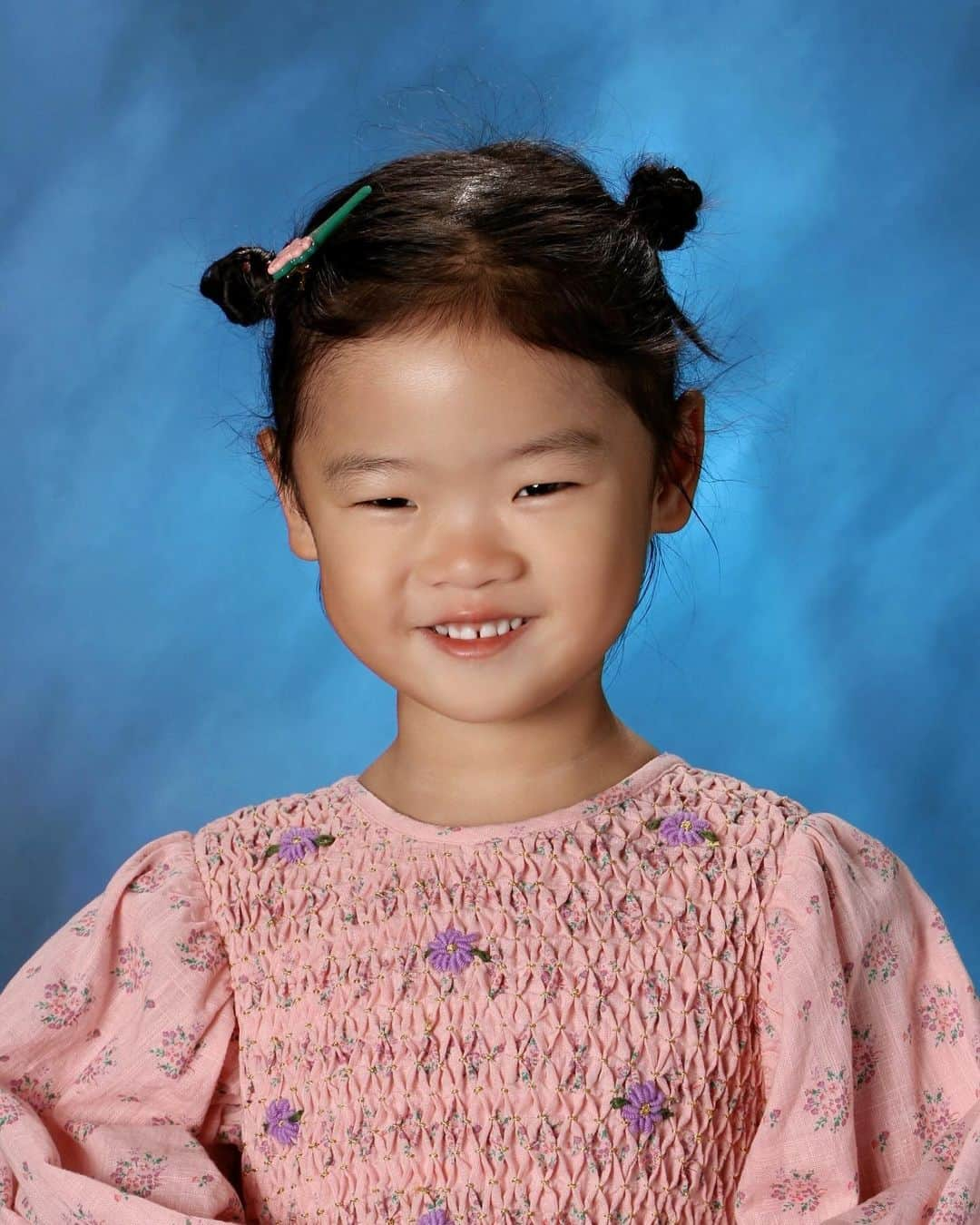 ヘリム・パクさんのインスタグラム写真 - (ヘリム・パクInstagram)「- 2023 School Picture vs Last year’s 👧🏻 볼살도 많이찌고🙈 일년사이에 언니가 된 느낌…😭❤️」10月18日 23時17分 - iam_hyepark