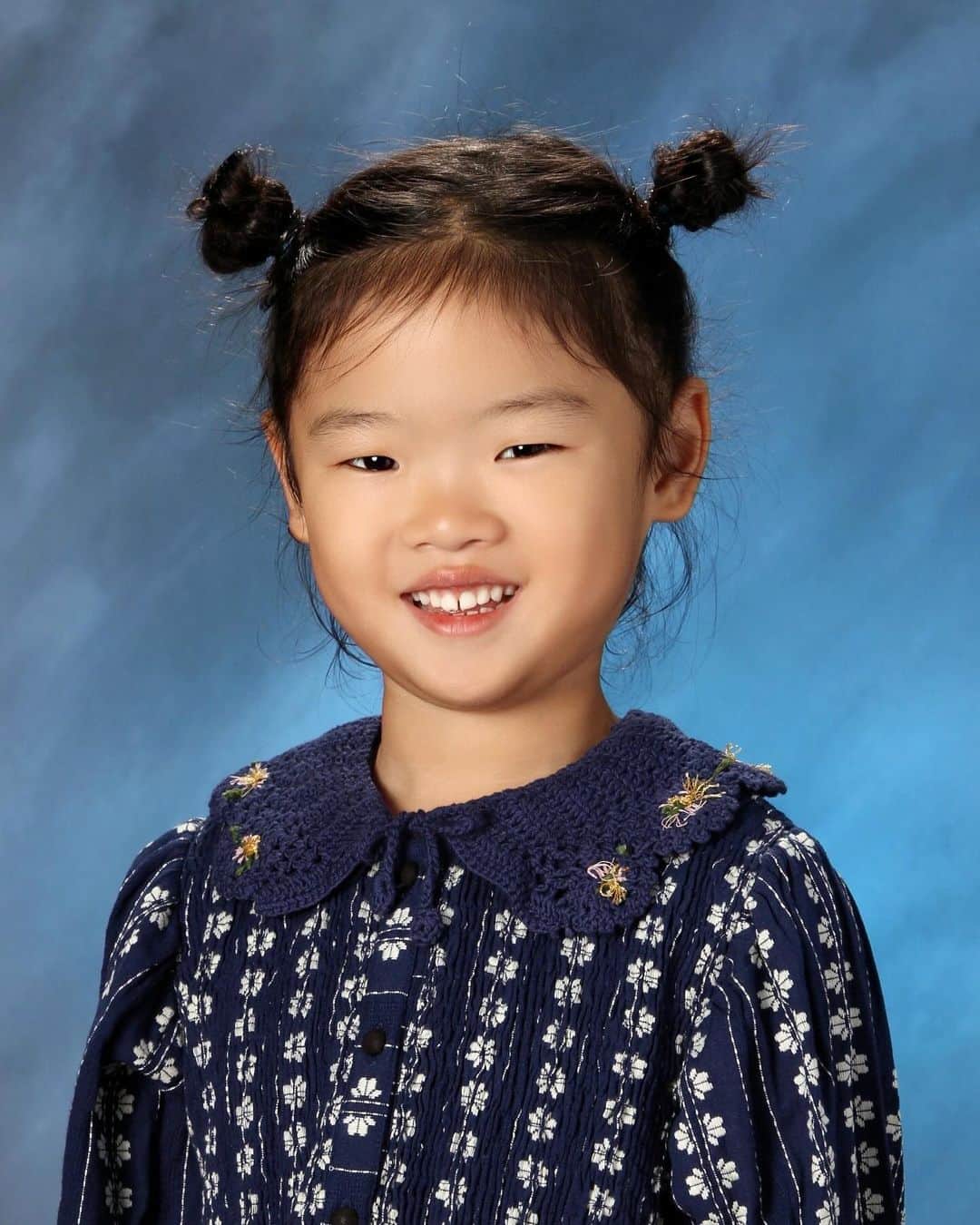 ヘリム・パクのインスタグラム：「- 2023 School Picture vs Last year’s 👧🏻 볼살도 많이찌고🙈 일년사이에 언니가 된 느낌…😭❤️」