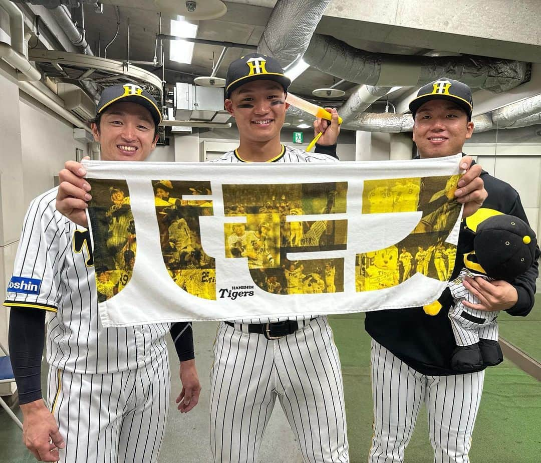 阪神タイガースのインスタグラム：「今年チームを勢いづけたあの言葉！#バモス フェイスタオル(税込¥1,800)が本日から登場！！…しましたが、大大大好評につき完売いたしました。次回の入荷情報は球団グッズX(旧Twitter)をチェックしてください！ #バモス #vamos #近本光司 選手 #村上頌樹 選手 #森下翔太 選手 #阪神タイガース #JERAクライマックスシリーズセ #さぁいこう日シリへ #ARE」